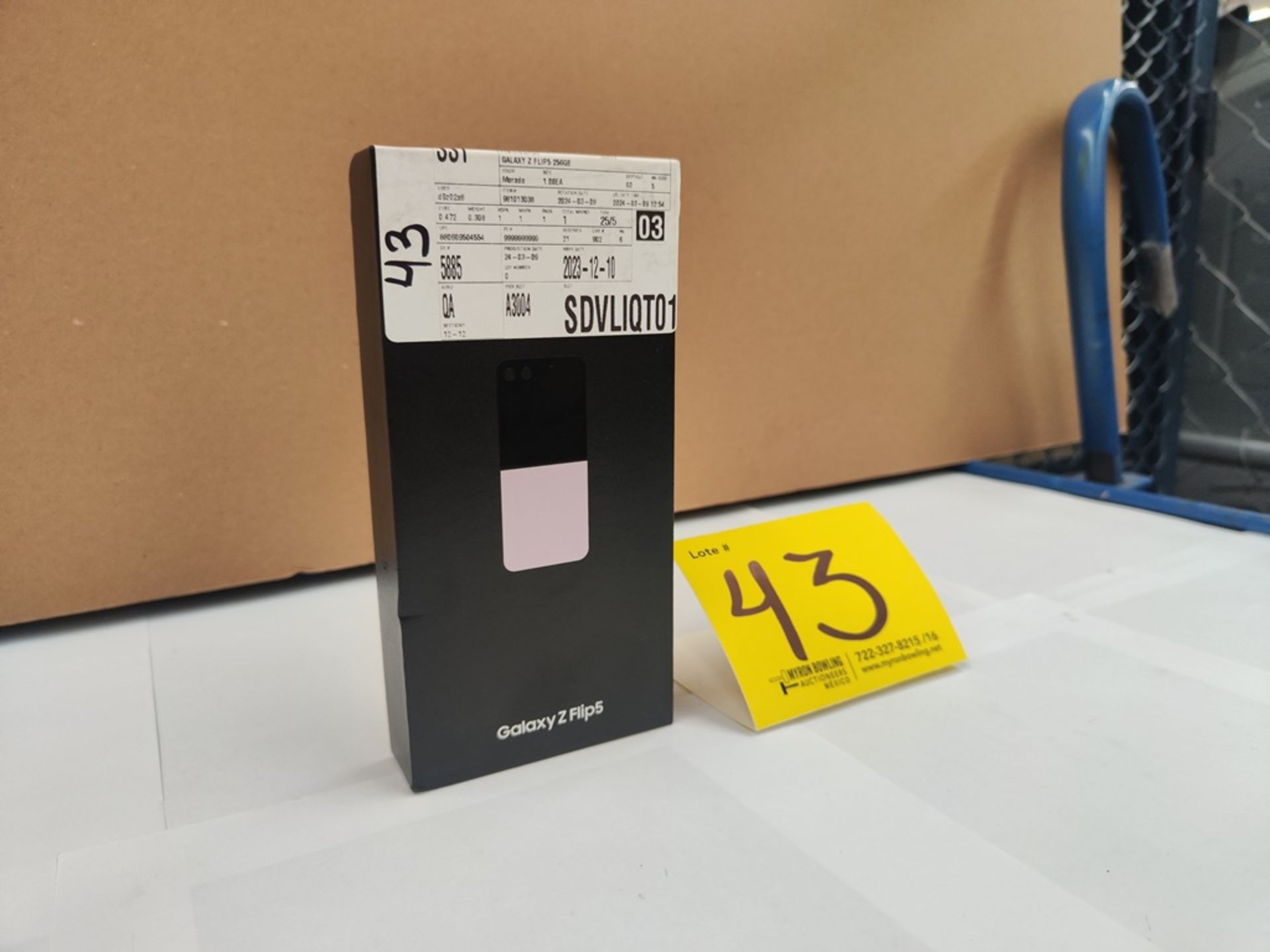 (NUEVO) Celular Marca SAMSUNG, Modelo GALAXY Z FLIP 5, Serie R5CWA1QRK8T, con capacidad de 256 GB, - Image 3 of 7