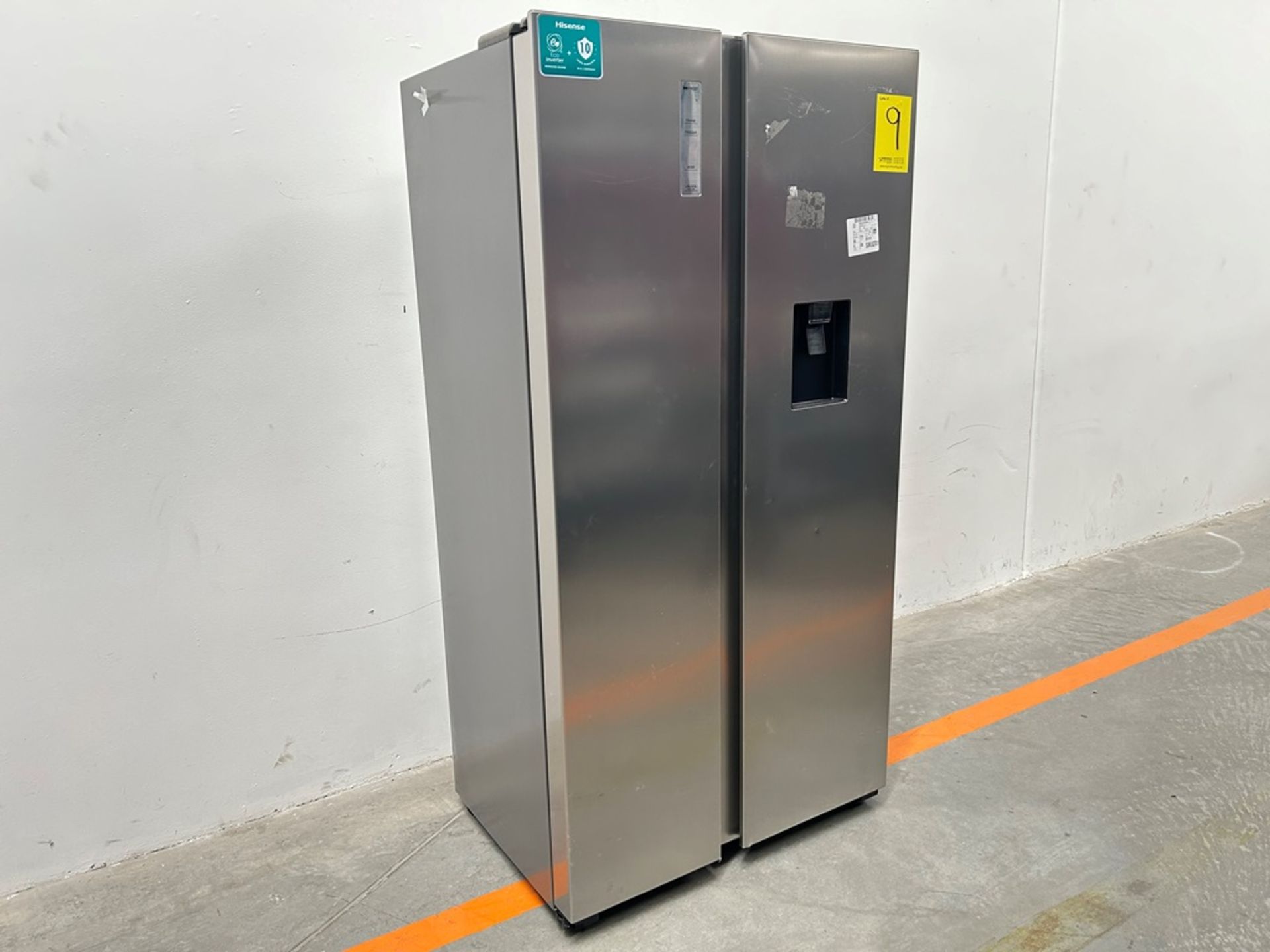 (NUEVO) Refrigerador con dispensador de agua Marca HISENSE, Modelo 32KHS310820, Serie 40437, Color - Image 3 of 7