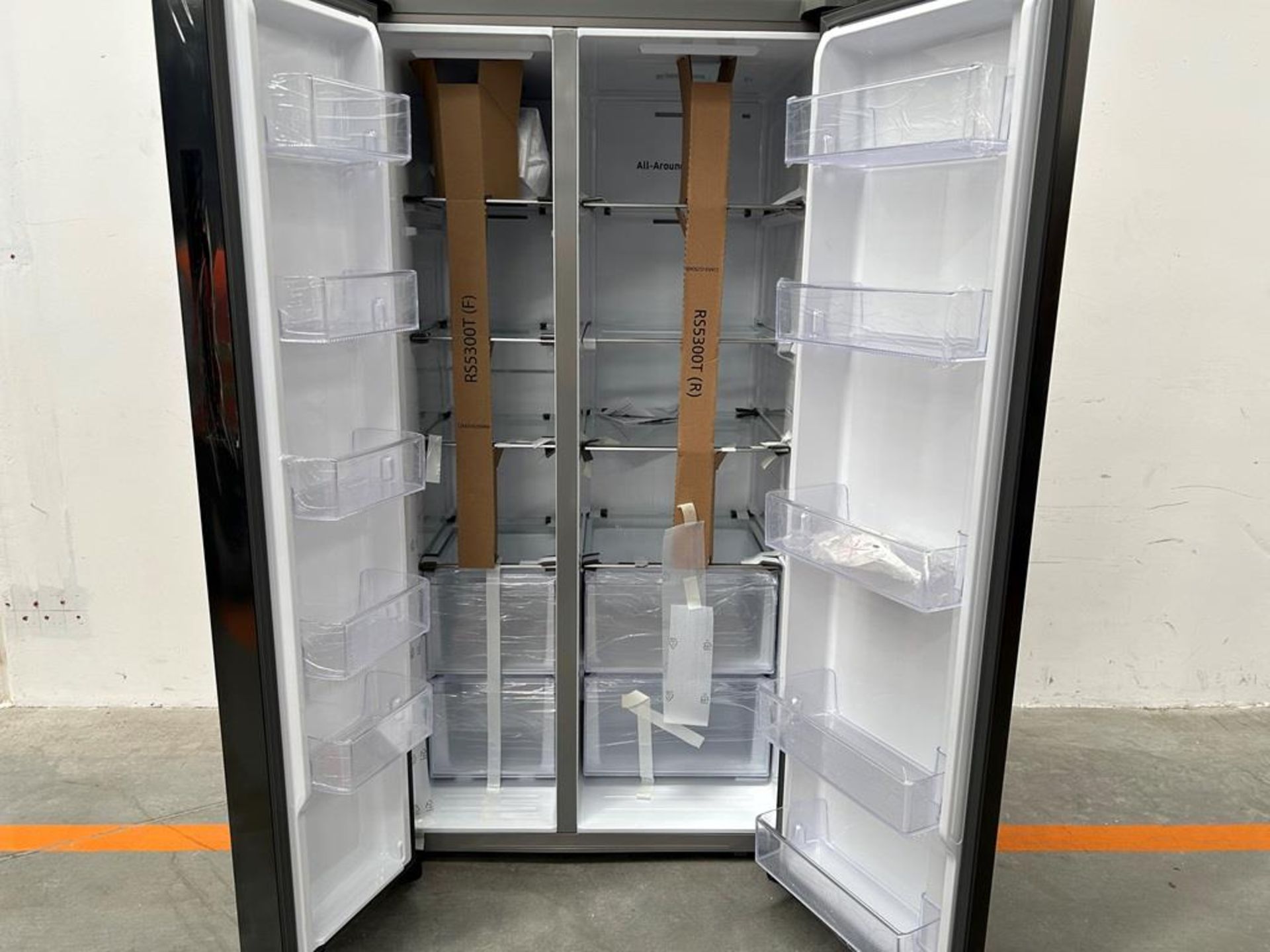 (NUEVO) Refrigerador Marca SAMSUNG, Modelo RS28CB70NAQL, Serie 1057T, Color GRIS (ligeros golpes fr - Image 4 of 9