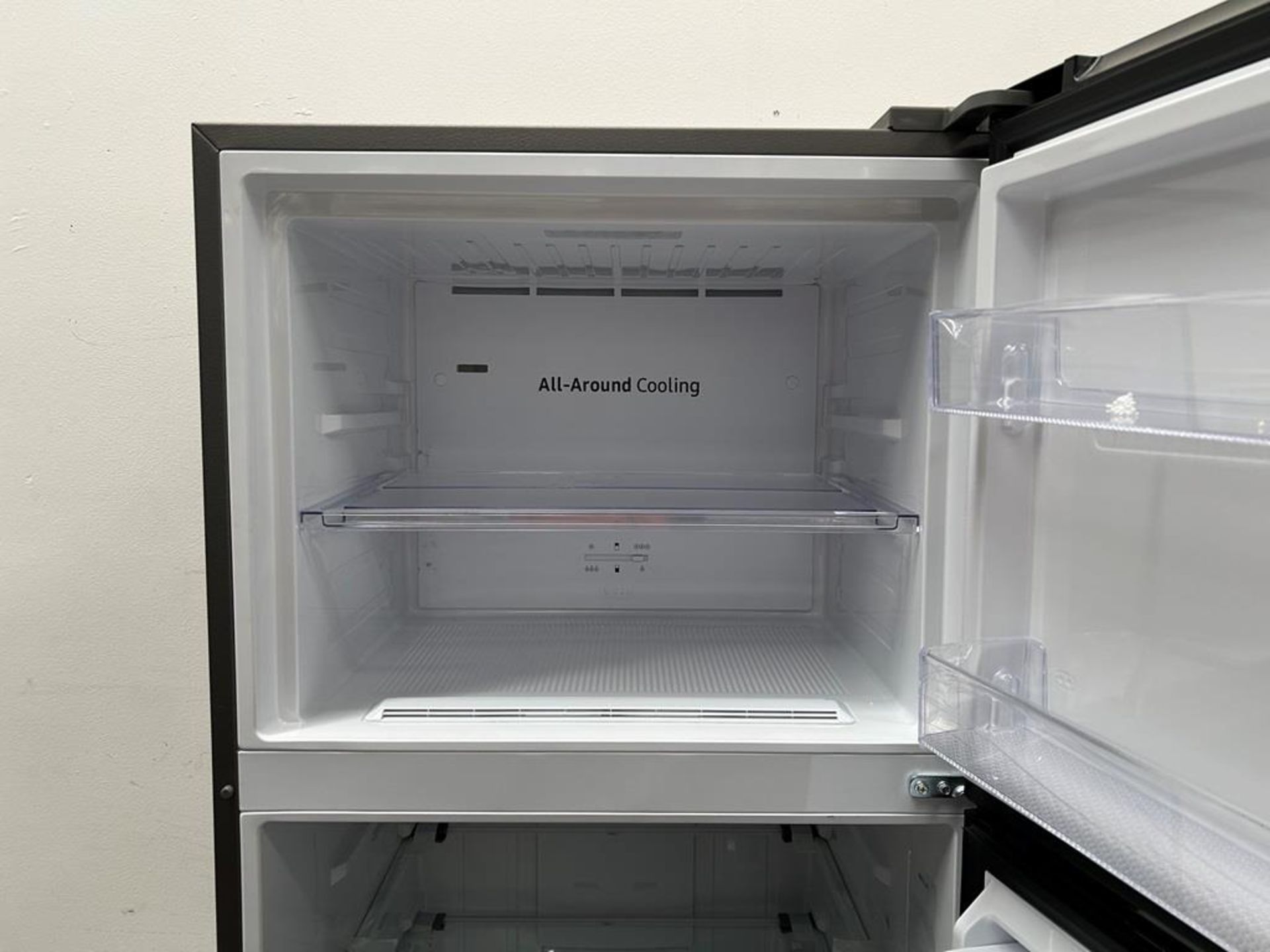 (NUEVO) Refrigerador Marca SAMSUNG, Modelo RT44A6344B1, Serie 00156W, Color NEGRO - Image 5 of 11