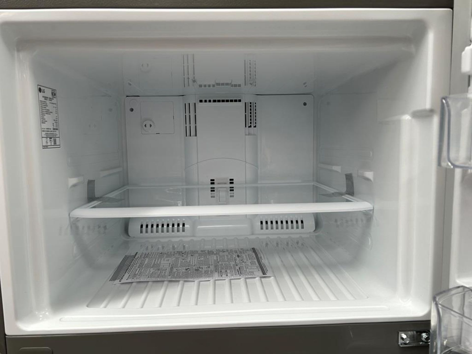 (NUEVO) Refrigerador Marca LG, Modelo LT57BPSX, Serie D1X339, Color GRIS - Image 5 of 11