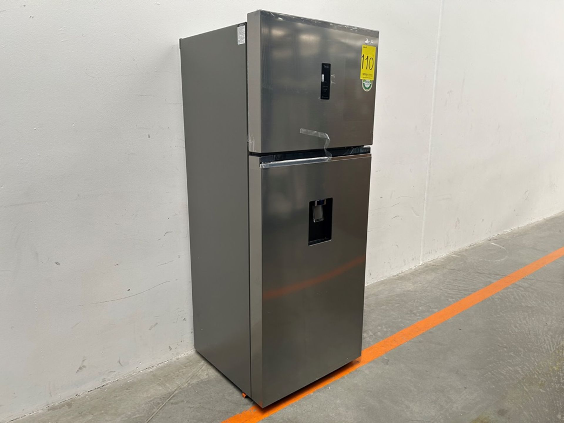 (NUEVO) Refrigerador con dispensador de agua Marca LG, Modelo VT40AWP, Serie 1S414, Color GRIS - Image 2 of 11