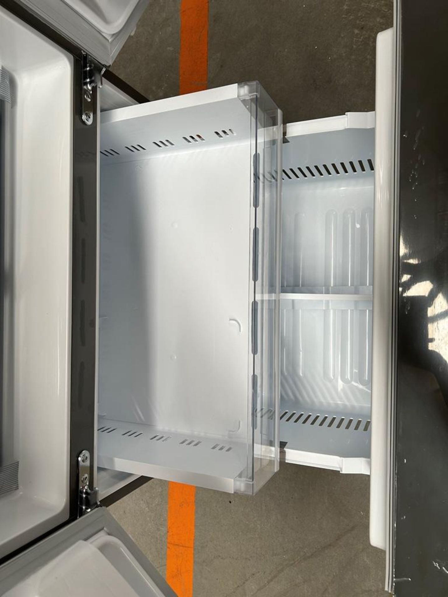 (NUEVO) Refrigerador Marca LG, Modelo GM65BGSK, Serie 25919, Color GRIS - Image 8 of 9