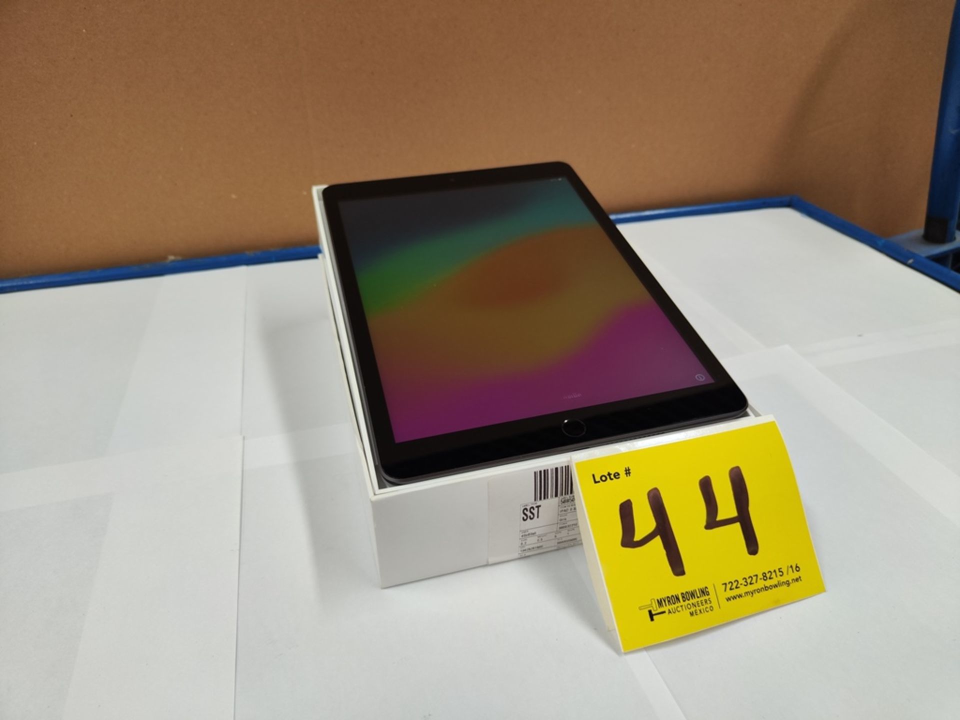 (NUEVO) iPad 9a generación de 64 GB, Serie LM2J9MV6D, Color GRIS (Abierta) - Image 4 of 9