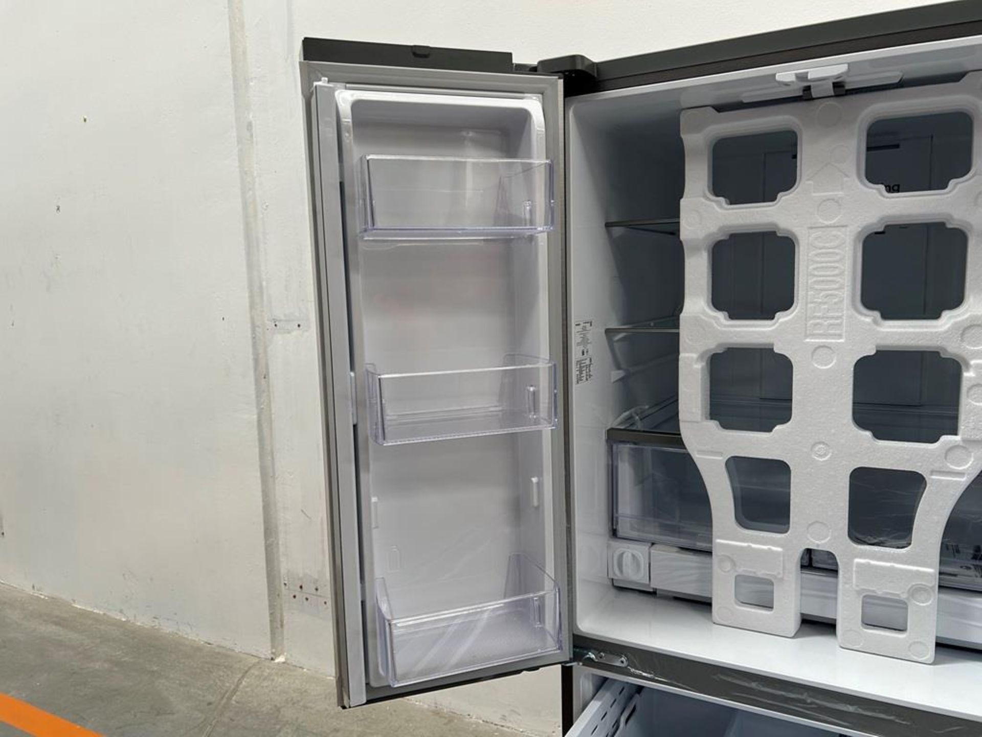 (NUEVO) Refrigerador Marca SAMSUNG, Modelo RF25C5151S9, Serie 00004F, Color GRIS - Image 6 of 11
