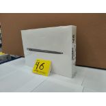 (NUEVO) Laptop Marca APPLE, Modelo MACBOOK AIR de 13", Serie HXJLW2SZ1WFV, 256 GB de Almacenamiento