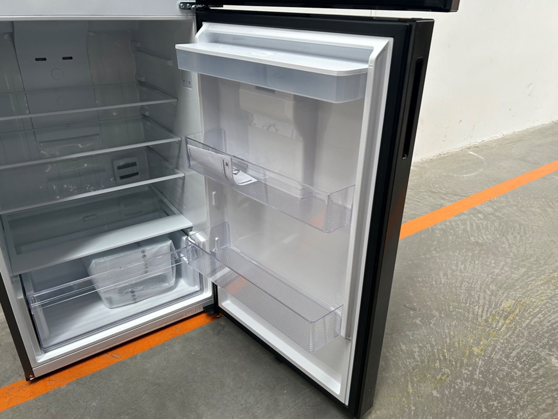 (NUEVO) Refrigerador Marca SAMSUNG, Modelo RT44A6344B1, Serie 100139J, Color NEGRO (ligero rayón) - Image 7 of 12