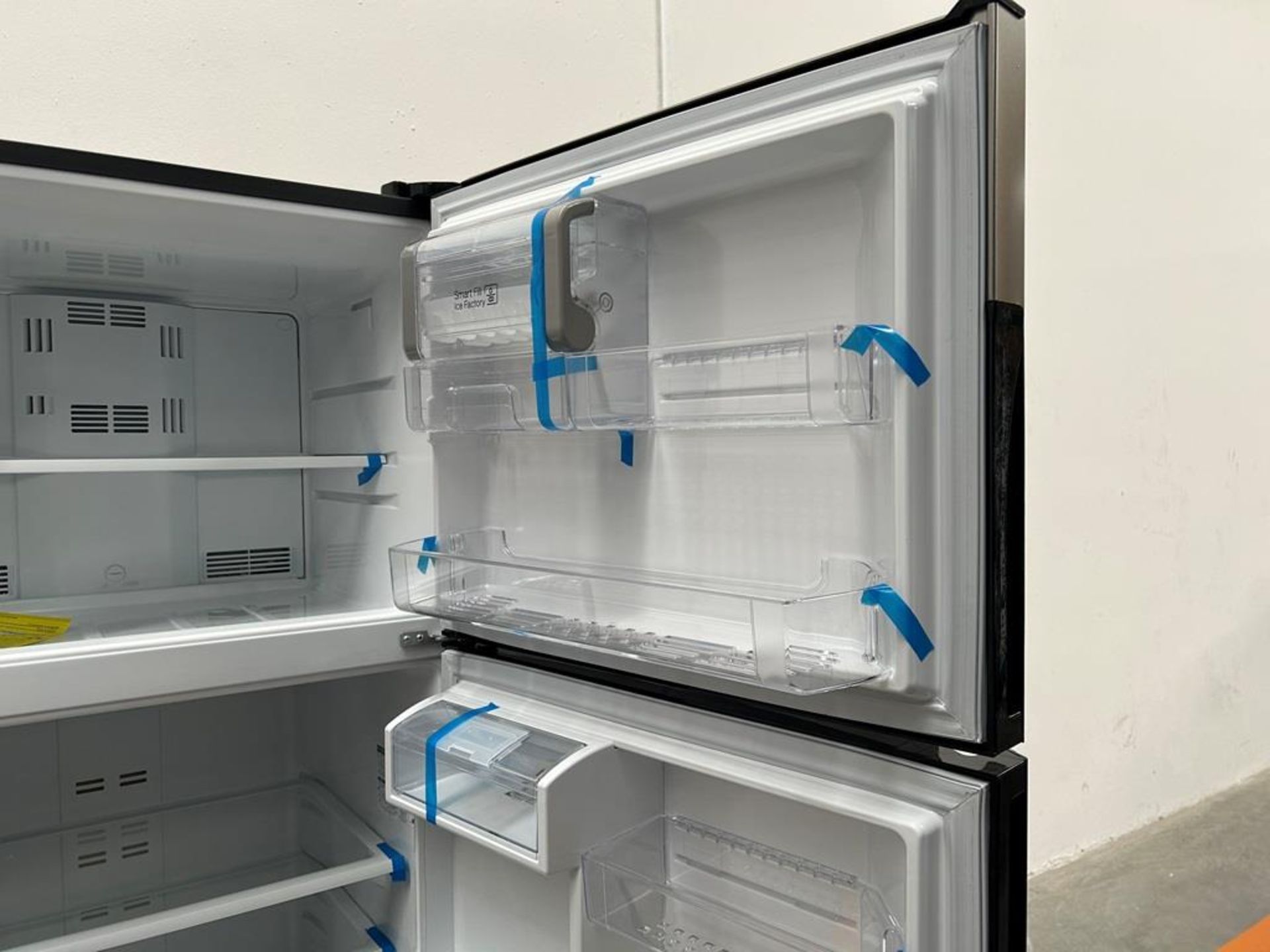(NUEVO) Refrigerador con dispensador de agua Marca MABE, Modelo RMS510IBMRXA, Serie 04327, Color GR - Image 8 of 11