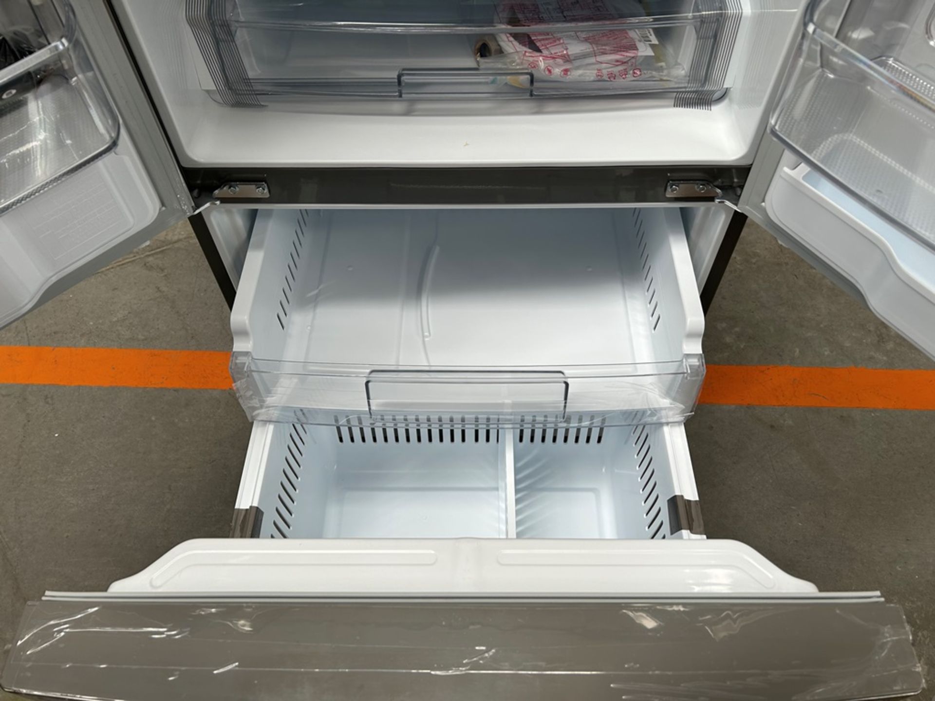 (NUEVO) Refrigerador con dispensador de agua Marca LG, Modelo GM22SGPK, Serie 28061, Color GRIS - Image 8 of 11