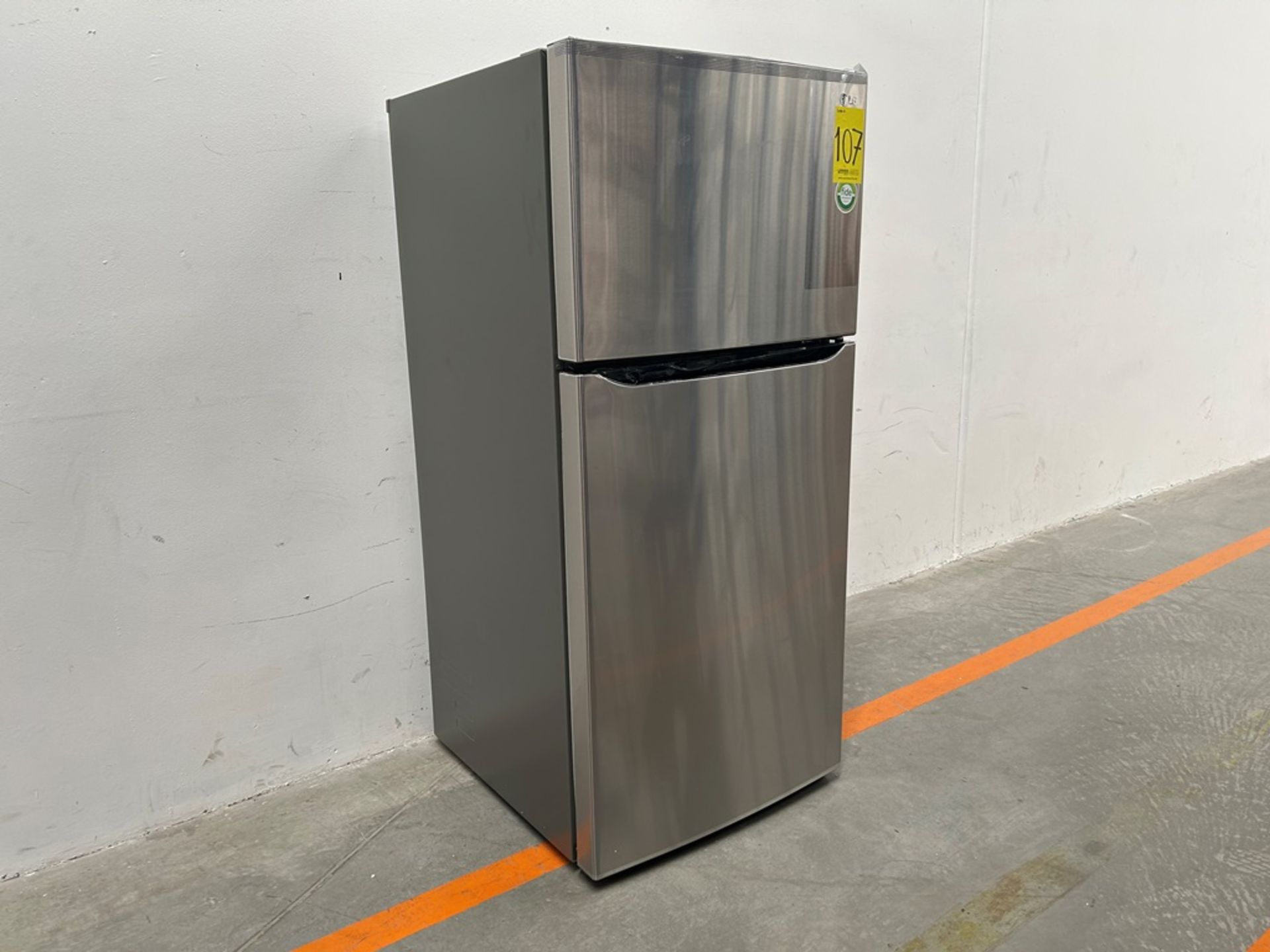(NUEVO) Refrigerador Marca LG, Modelo LT57BPSX, Serie 1N322, Color GRIS (Golpe leve frontal, Favor - Image 3 of 7