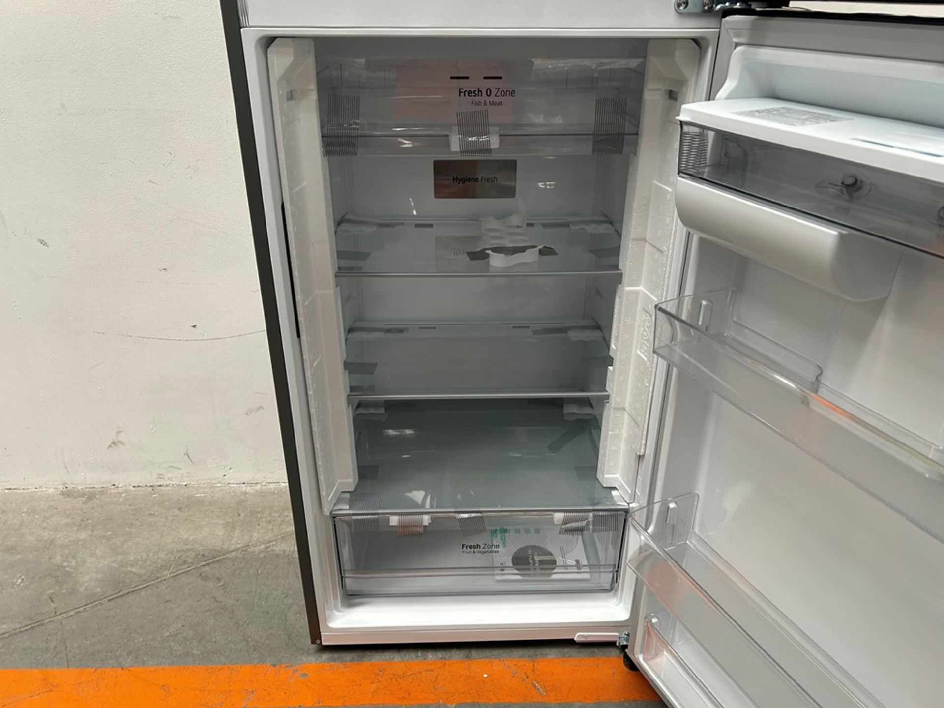 (NUEVO) Refrigerador con dispensador de agua Marca LG, Modelo VT40AWP, Serie 1S414, Color GRIS - Image 6 of 11