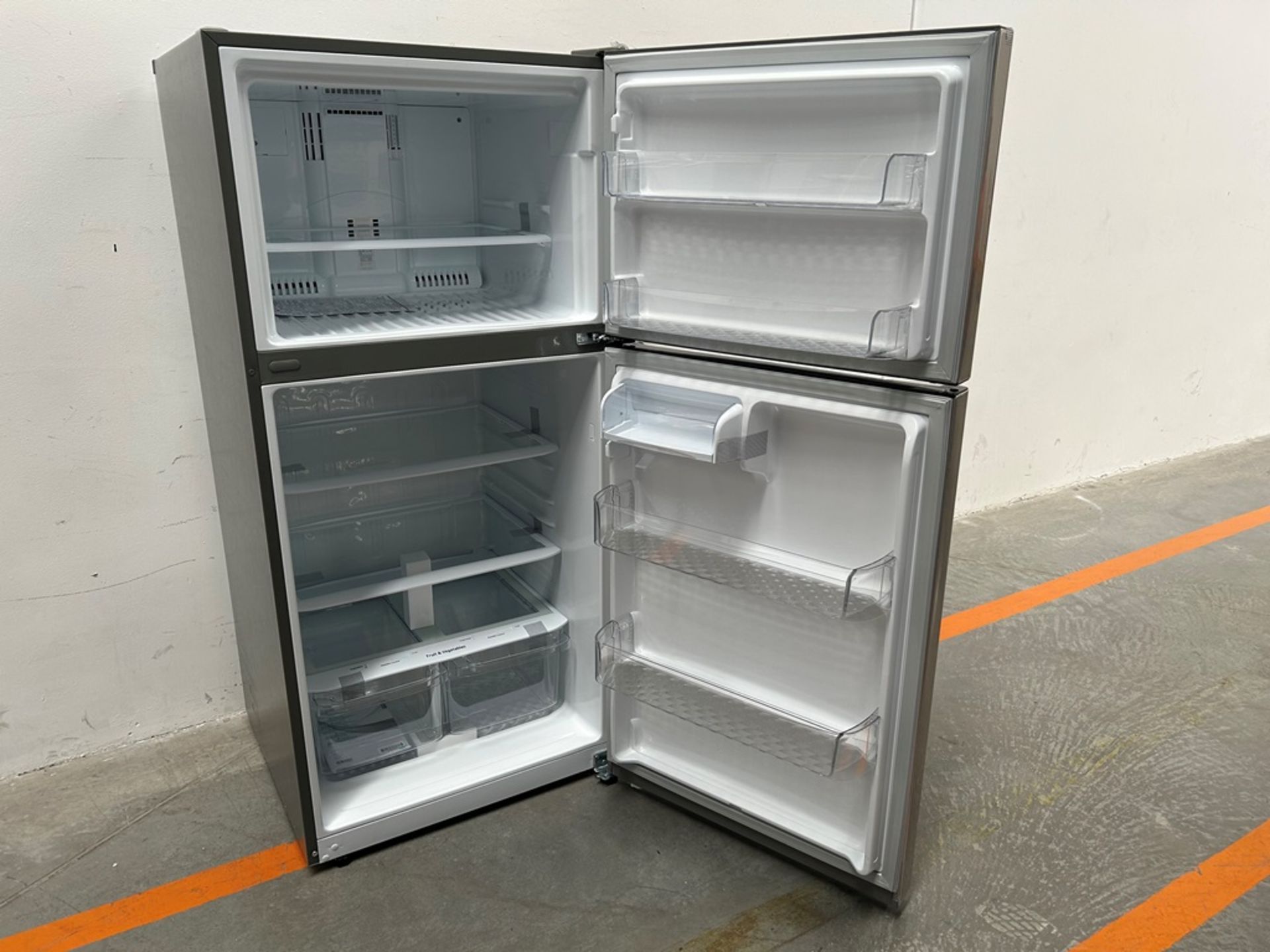 (NUEVO) Refrigerador Marca LG, Modelo LT57BPSX, Serie 1N322, Color GRIS (Golpe leve frontal, Favor - Image 4 of 7