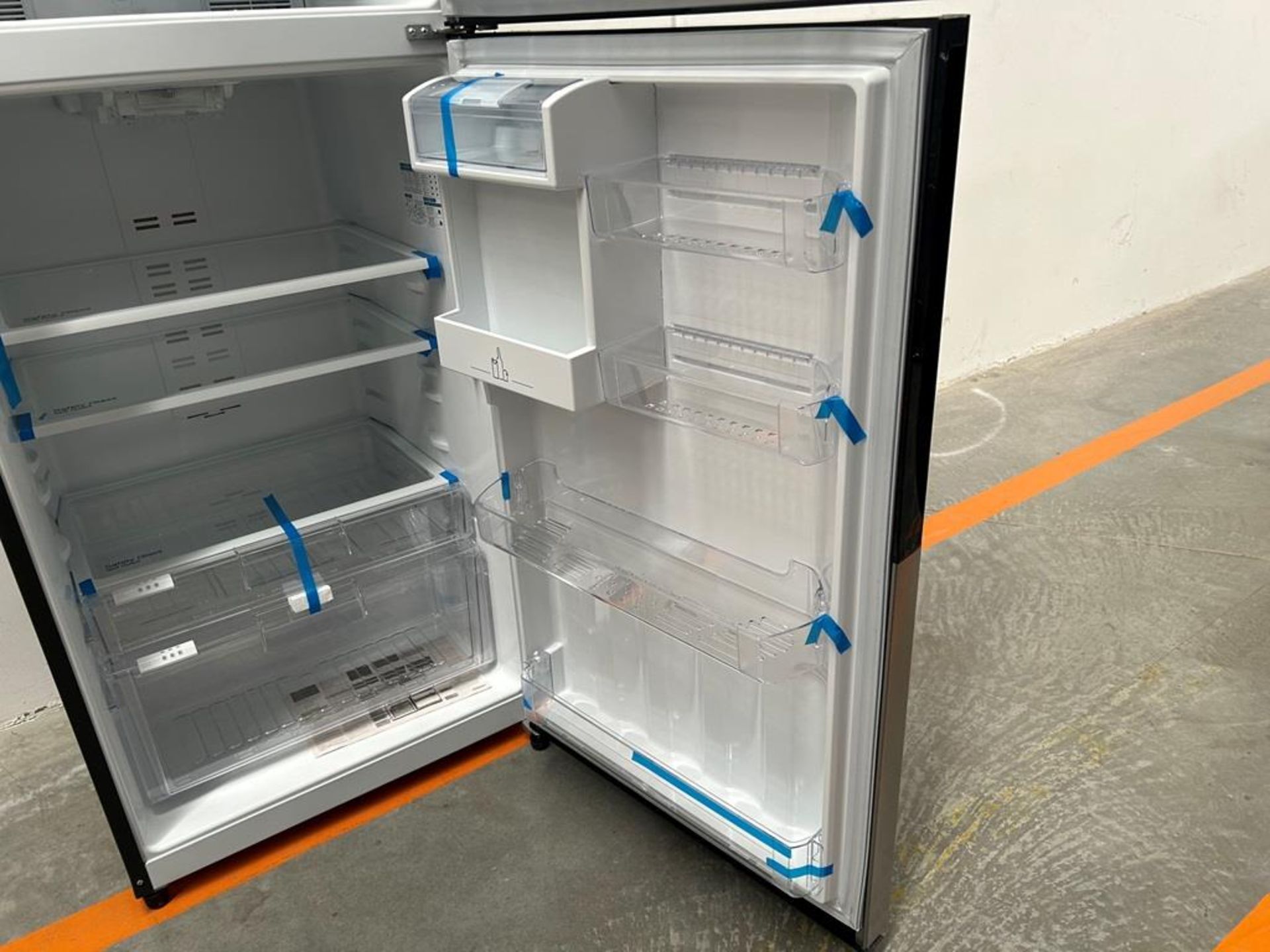 (NUEVO) Refrigerador con dispensador de agua Marca MABE, Modelo RMS510IBMRXA, Serie 04327, Color GR - Image 7 of 11