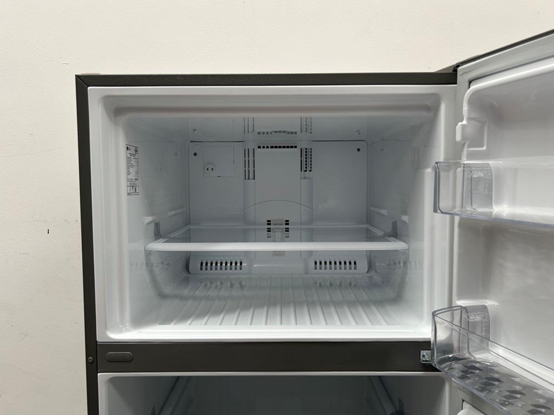 (NUEVO) Refrigerador Marca LG, Modelo LT57BPSX, Serie 1U863, Color GRIS - Image 6 of 11