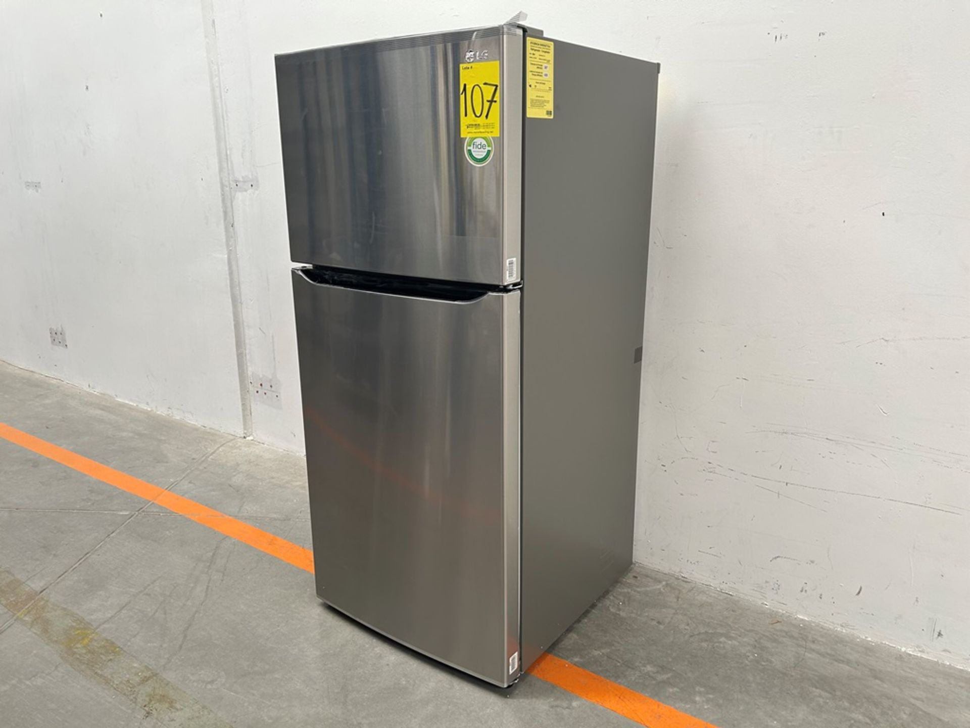 (NUEVO) Refrigerador Marca LG, Modelo LT57BPSX, Serie 1N322, Color GRIS (Golpe leve frontal, Favor - Image 2 of 7