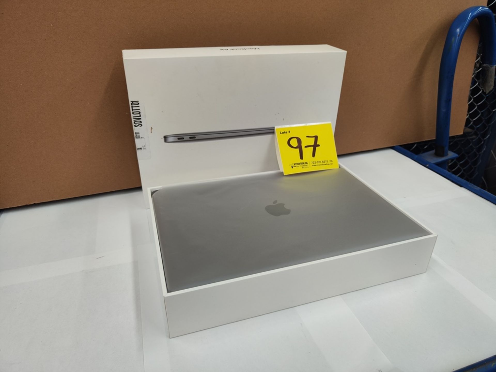 (NUEVO) Laptop Marca APPLE, Modelo MACBOOK AIR de 13", Serie HXJMC7BR1WFV, 256 GB de Almacenamiento - Image 3 of 7