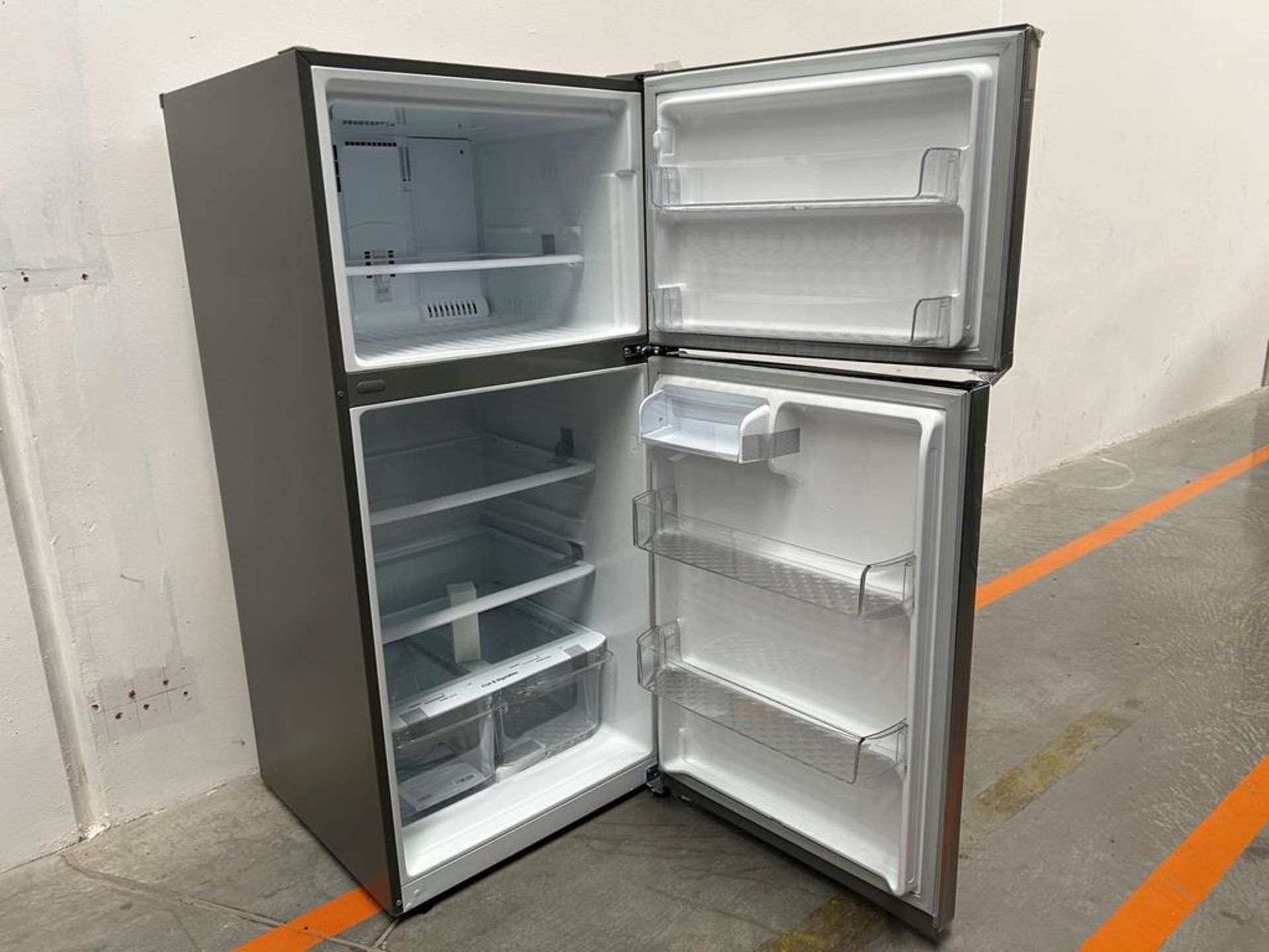 (NUEVO) Refrigerador Marca LG, Modelo LT57BPSX, Serie P2D419, Color GRIS - Image 4 of 11