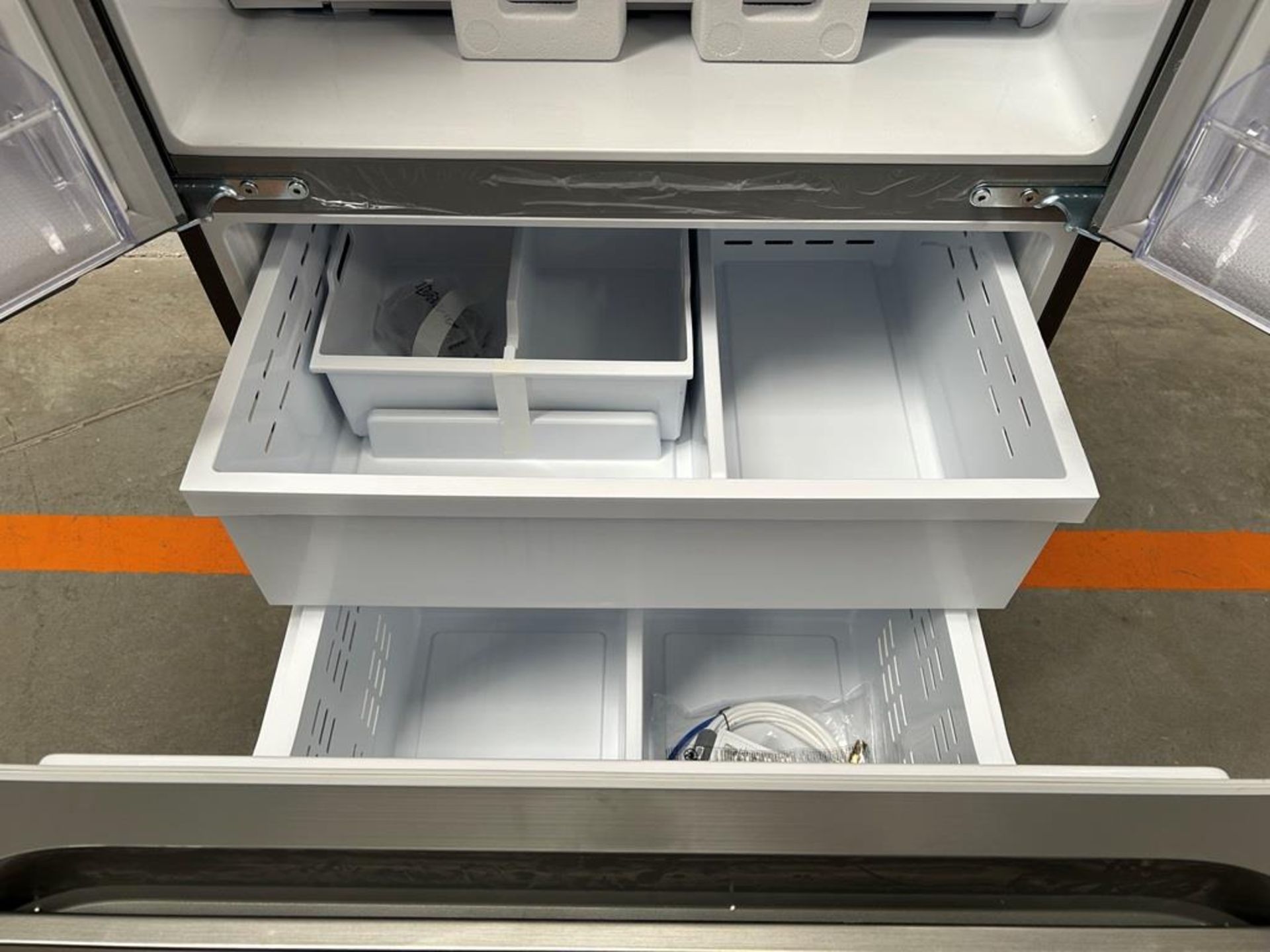(NUEVO) Refrigerador Marca SAMSUNG, Modelo RF25C5151S9, Serie 00004F, Color GRIS - Image 8 of 11