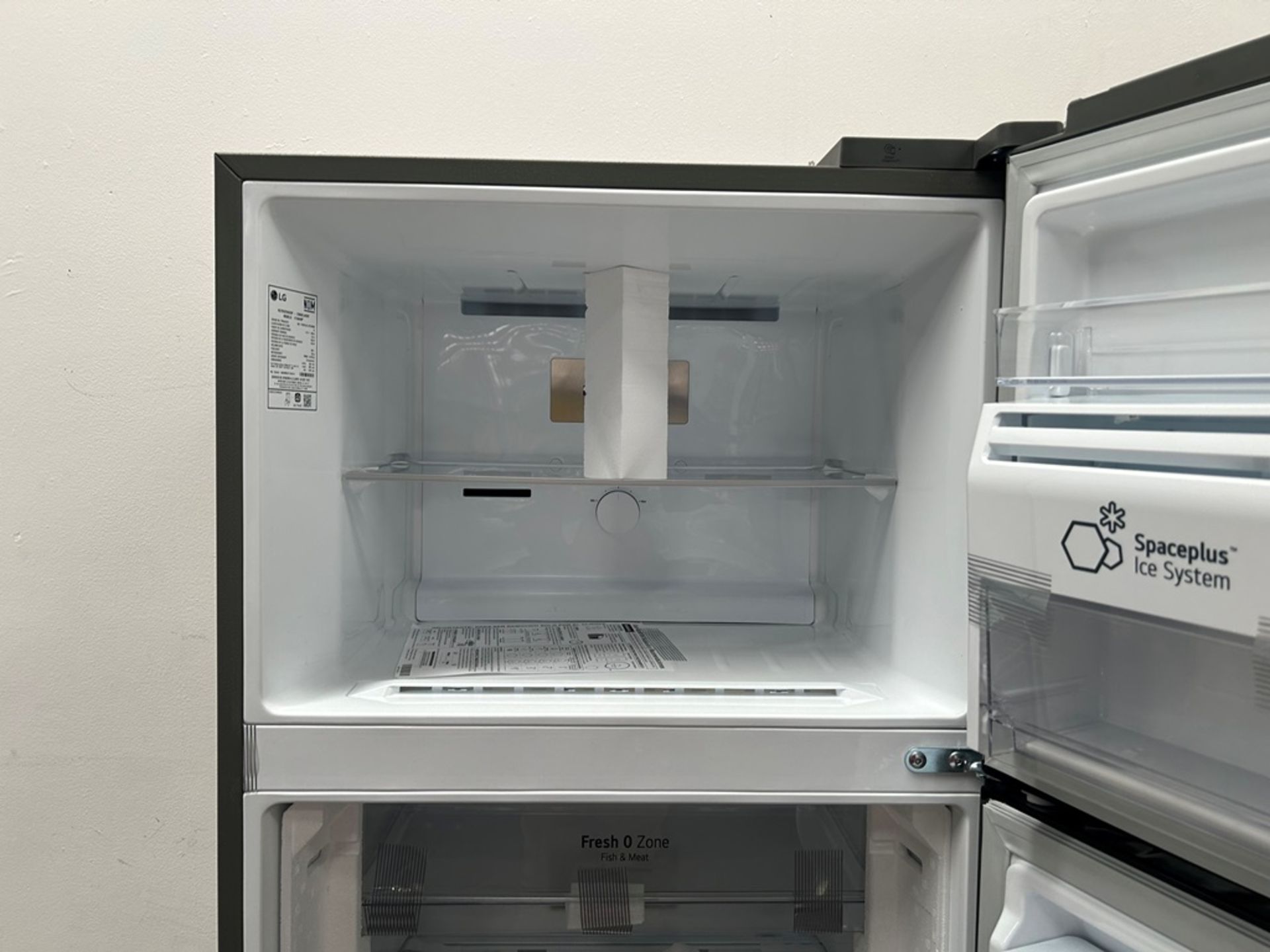 (NUEVO) Refrigerador con dispensador de agua Marca LG, Modelo VT40AWP, Serie 1S414, Color GRIS - Image 5 of 11