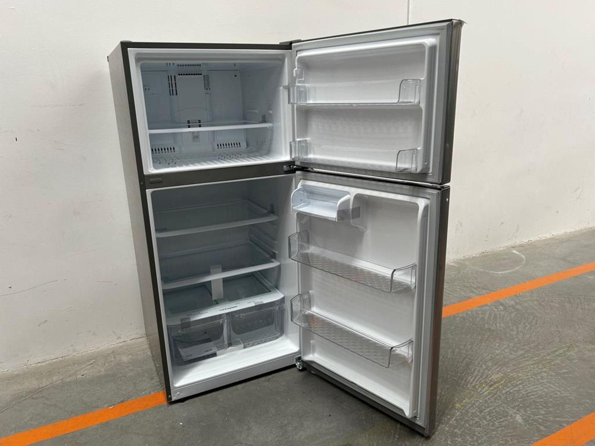 (NUEVO) Refrigerador Marca LG, Modelo LT57BPSX, Serie 1U863, Color GRIS - Image 4 of 11