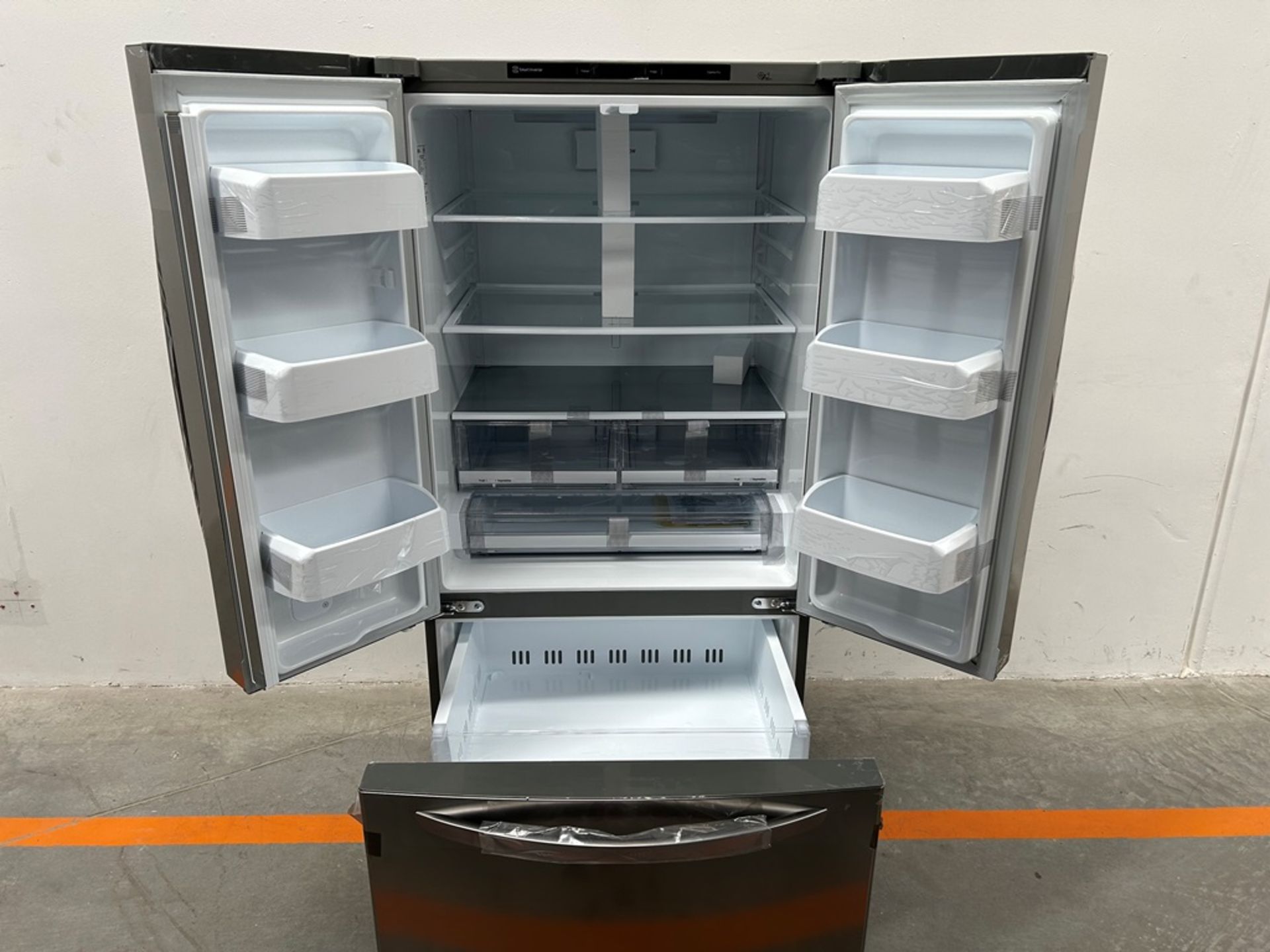 (NUEVO) Refrigerador Marca LG, Modelo GM65BGSK, Serie Z30098, Color GRIS - Image 4 of 11