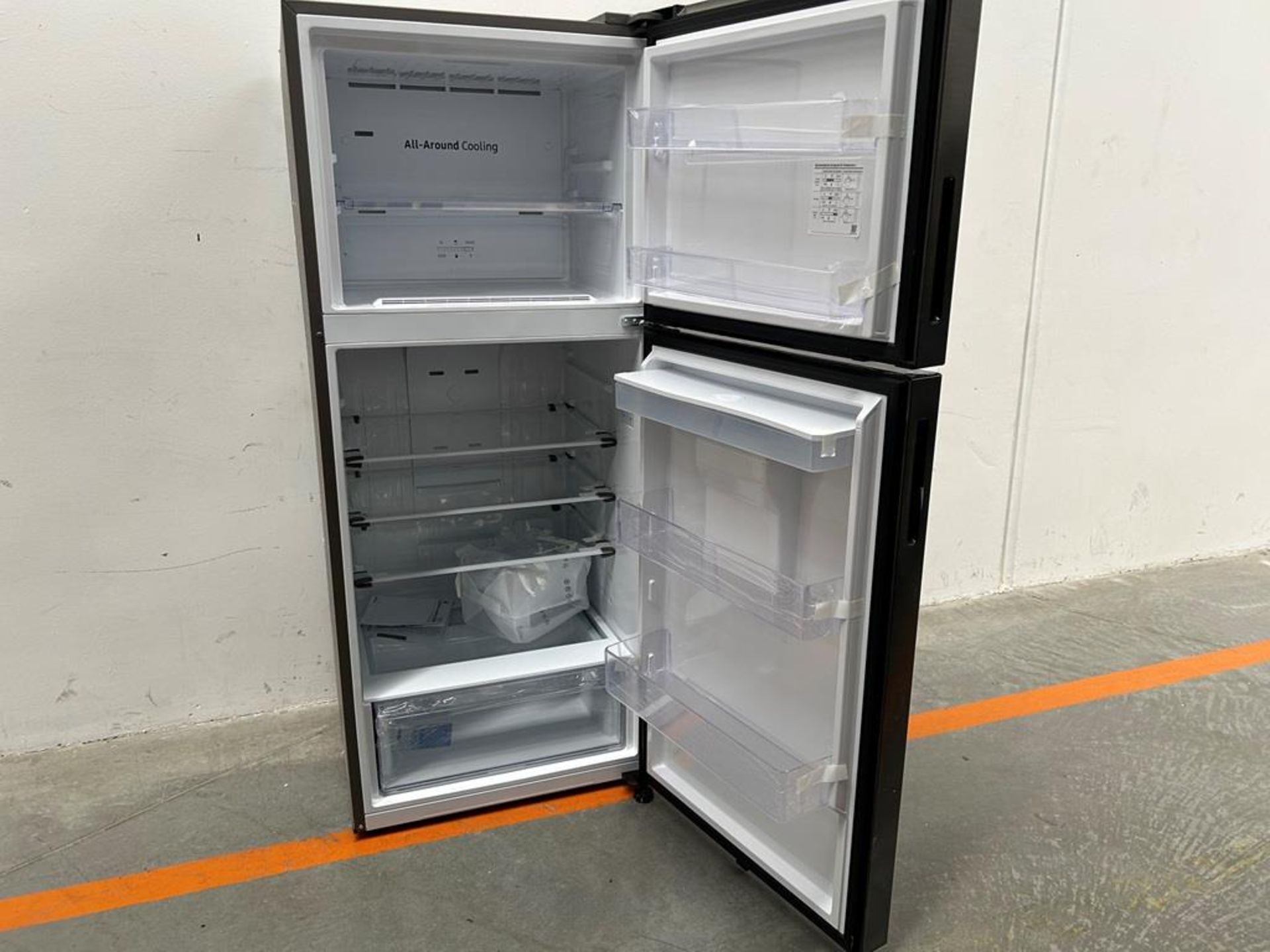 (NUEVO) Refrigerador Marca SAMSUNG, Modelo RT44A6344B1, Serie 00156W, Color NEGRO - Image 4 of 11