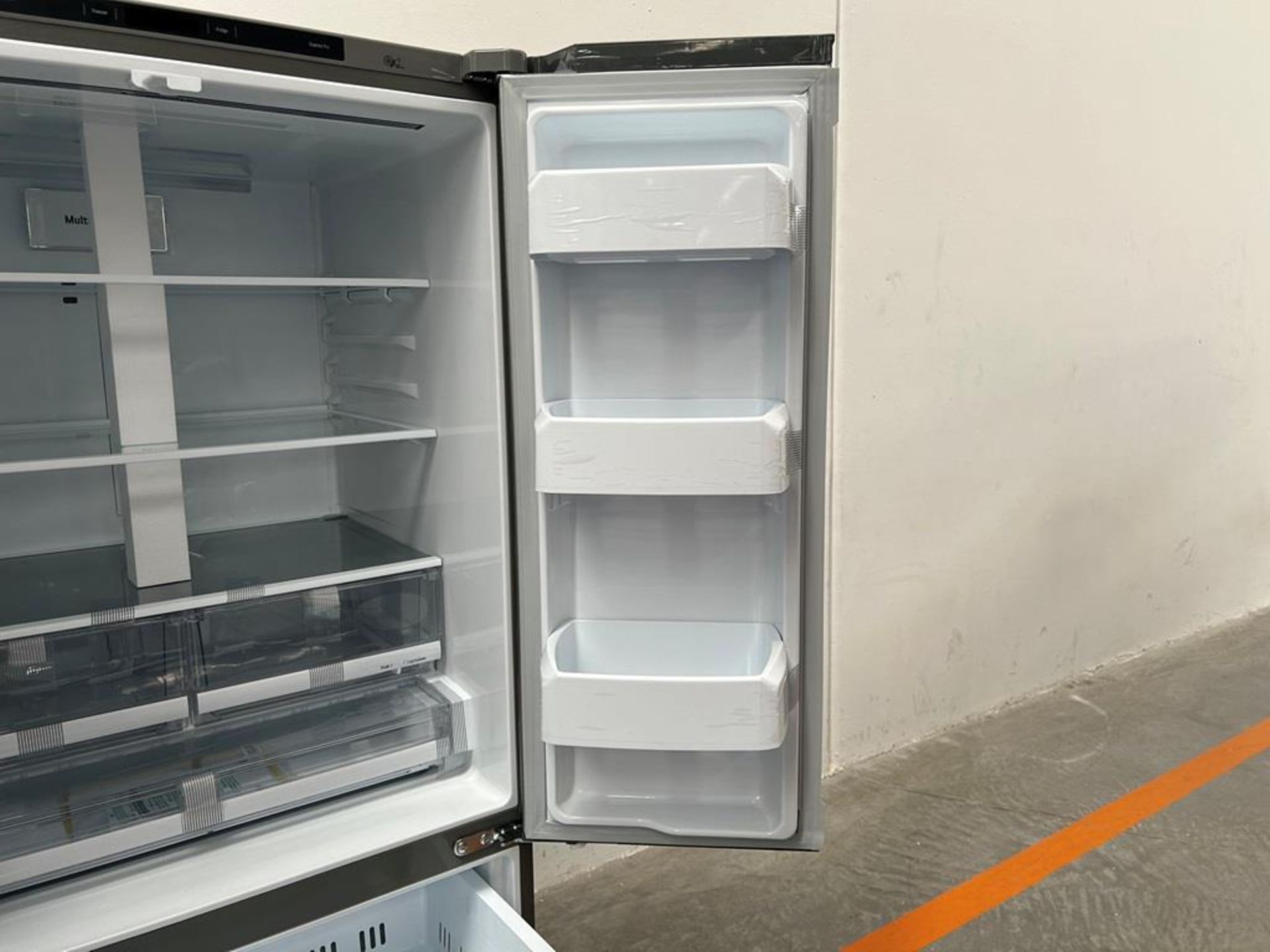 (NUEVO) Refrigerador Marca LG, Modelo GM65BGSK, Serie 25919, Color GRIS - Image 7 of 9