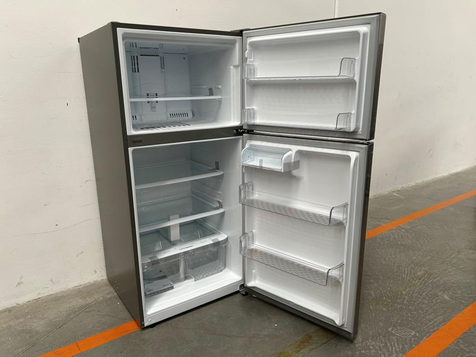 (NUEVO) Refrigerador Marca LG, Modelo LT57BPSX, Serie D1X339, Color GRIS - Image 4 of 11