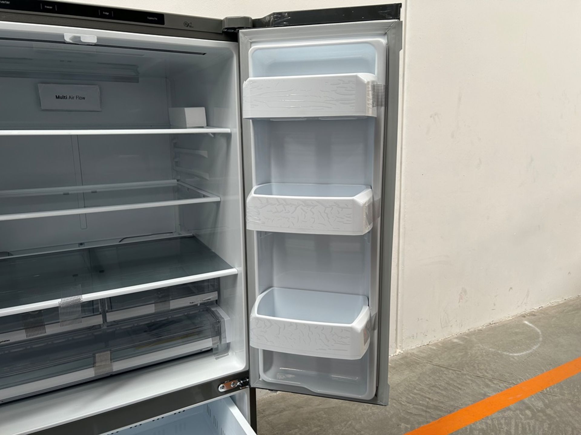 (NUEVO) Refrigerador Marca LG, Modelo GM65BGSK, Serie 25845, Color GRIS - Image 7 of 11