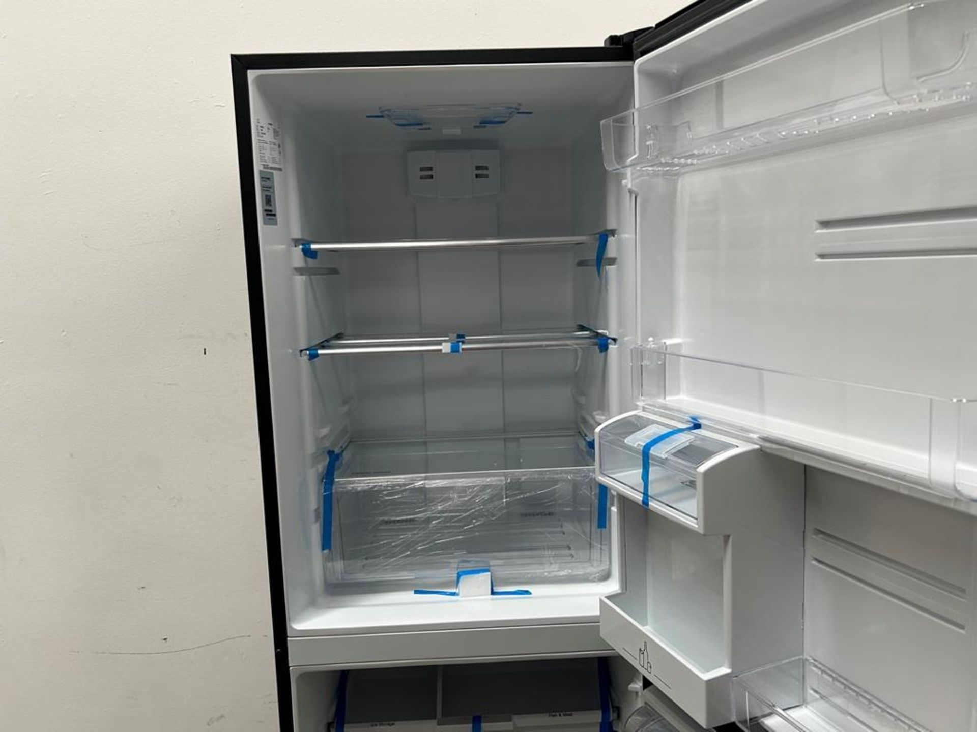 (NUEVO) Refrigerador con dispensador de agua Marca MABE, Modelo RMB520IJMRPB, Serie 02305, Color NE - Image 5 of 11