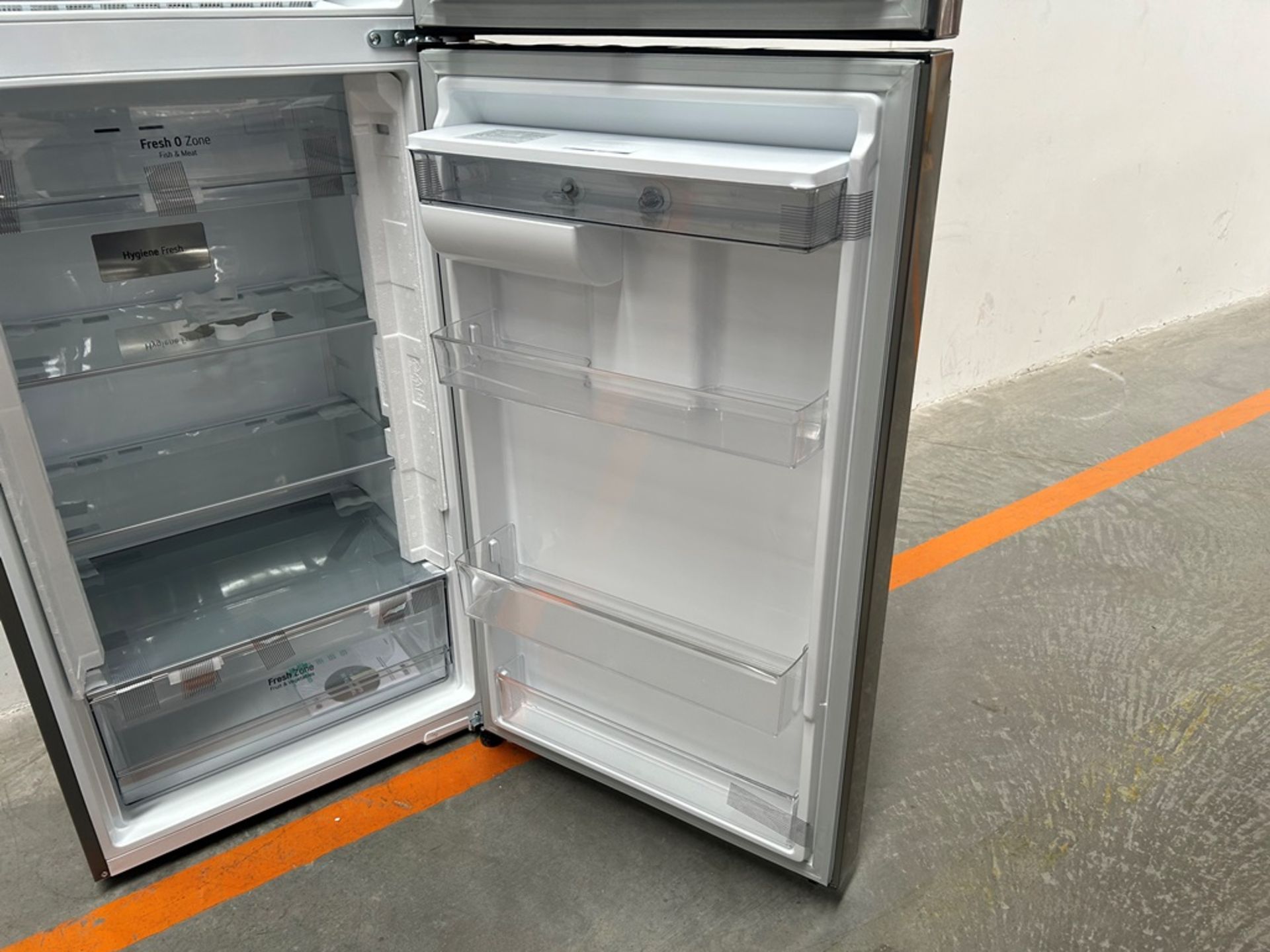 (NUEVO) Refrigerador con dispensador de agua Marca LG, Modelo VT40AWP, Serie 1S414, Color GRIS - Image 7 of 11