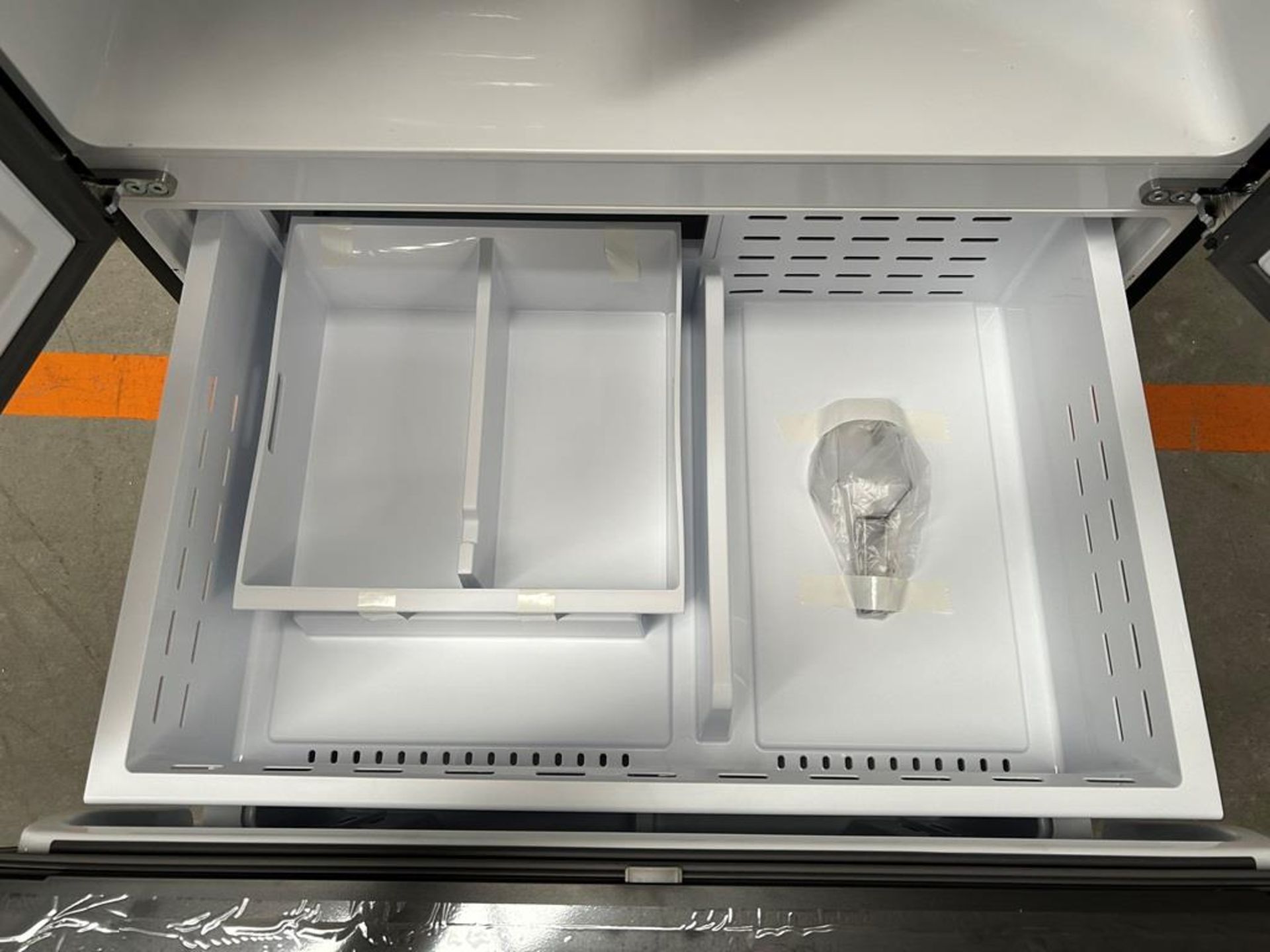(NUEVO) Refrigerador Marca SAMSUNG, Modelo RF32CG5L10B1, Serie 00151F, Color GRIS - Image 8 of 11