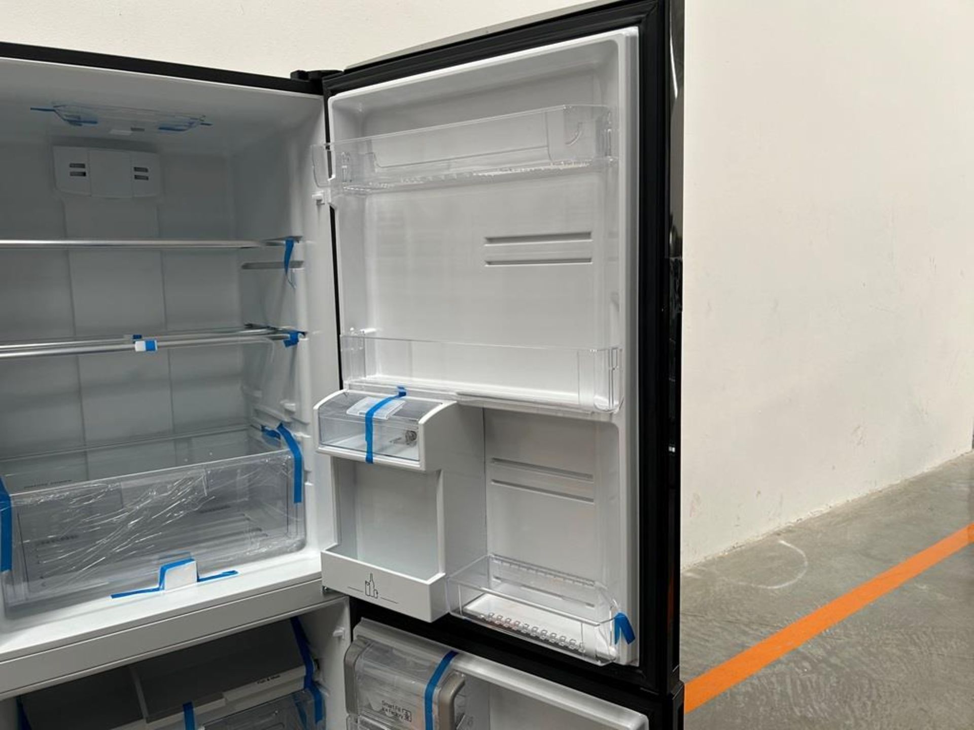 (NUEVO) Refrigerador con dispensador de agua Marca MABE, Modelo RMB520IJMRPB, Serie 02305, Color NE - Image 6 of 11