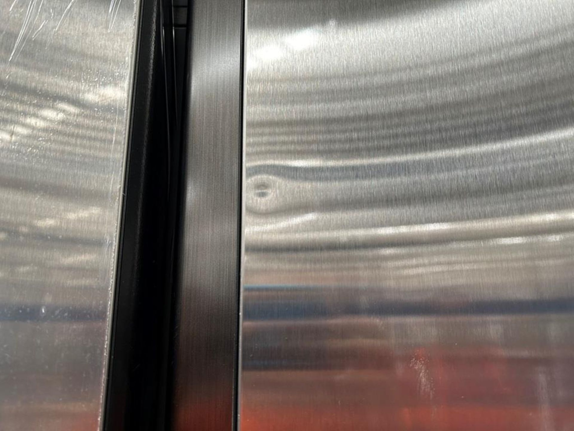 (NUEVO) Refrigerador Marca SAMSUNG, Modelo RS28CB70NAQL, Serie 1057T, Color GRIS (ligeros golpes fr - Image 5 of 9