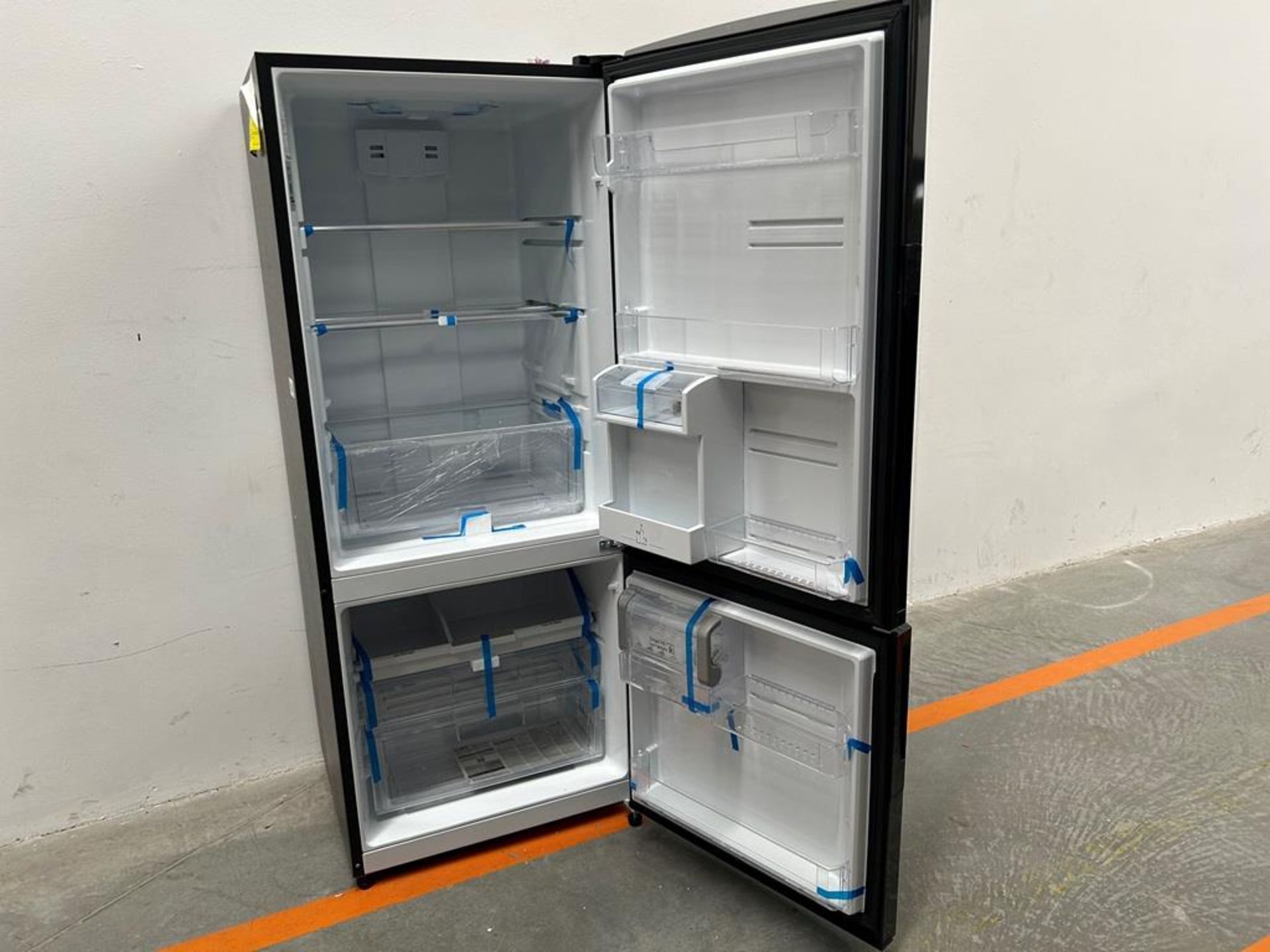 (NUEVO) Refrigerador con dispensador de agua Marca MABE, Modelo RMB520IJMRPB, Serie 02305, Color NE - Image 4 of 11