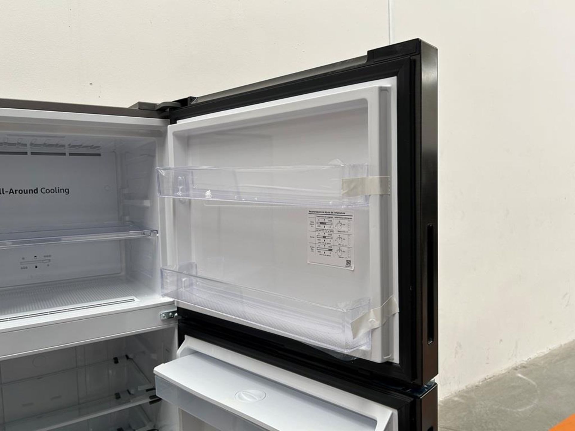 (NUEVO) Refrigerador Marca SAMSUNG, Modelo RT44A6344B1, Serie 00156W, Color NEGRO - Image 8 of 11