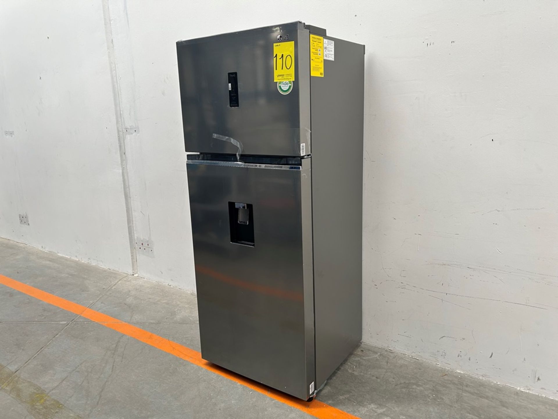 (NUEVO) Refrigerador con dispensador de agua Marca LG, Modelo VT40AWP, Serie 1S414, Color GRIS - Image 3 of 11