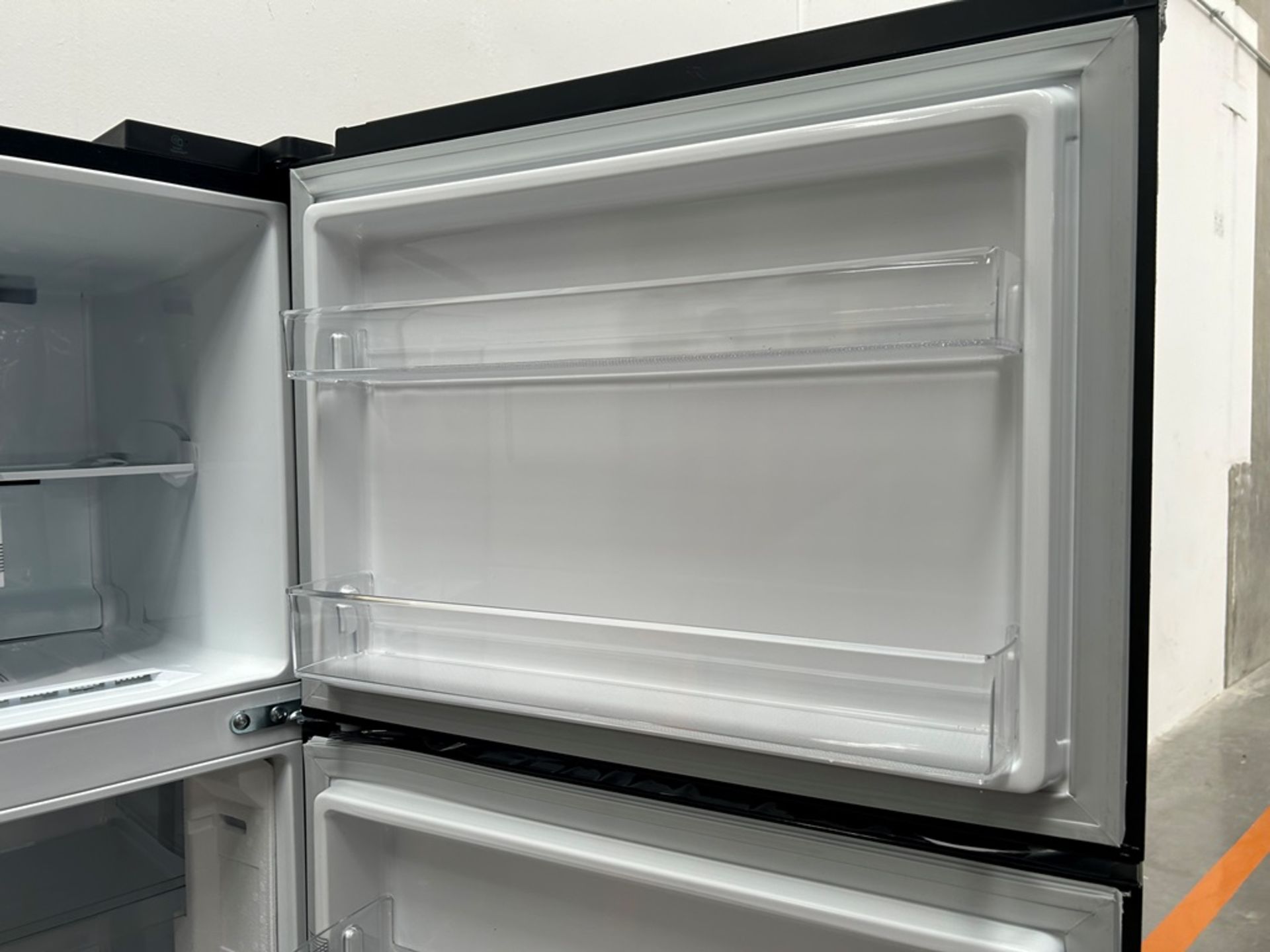 (NUEVO) Refrigerador Marca LG, Modelo VT40BT, Serie 34895, Color NEGRO - Image 8 of 11