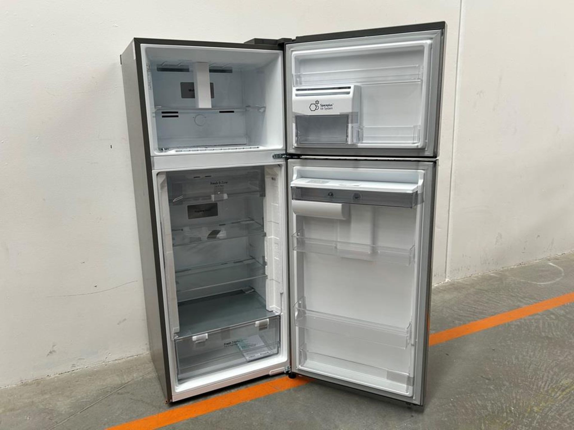 (NUEVO) Refrigerador con dispensador de agua Marca LG, Modelo VT40AWP, Serie 48304, Color GRIS - Image 4 of 11