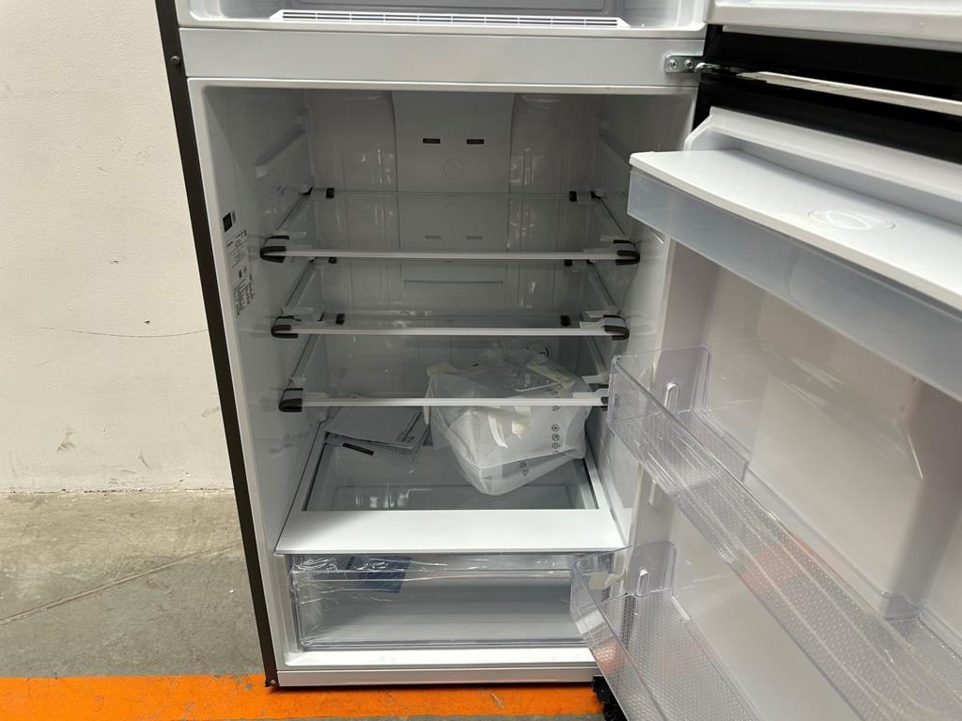 (NUEVO) Refrigerador Marca SAMSUNG, Modelo RT44A6344B1, Serie 00156W, Color NEGRO - Image 6 of 11