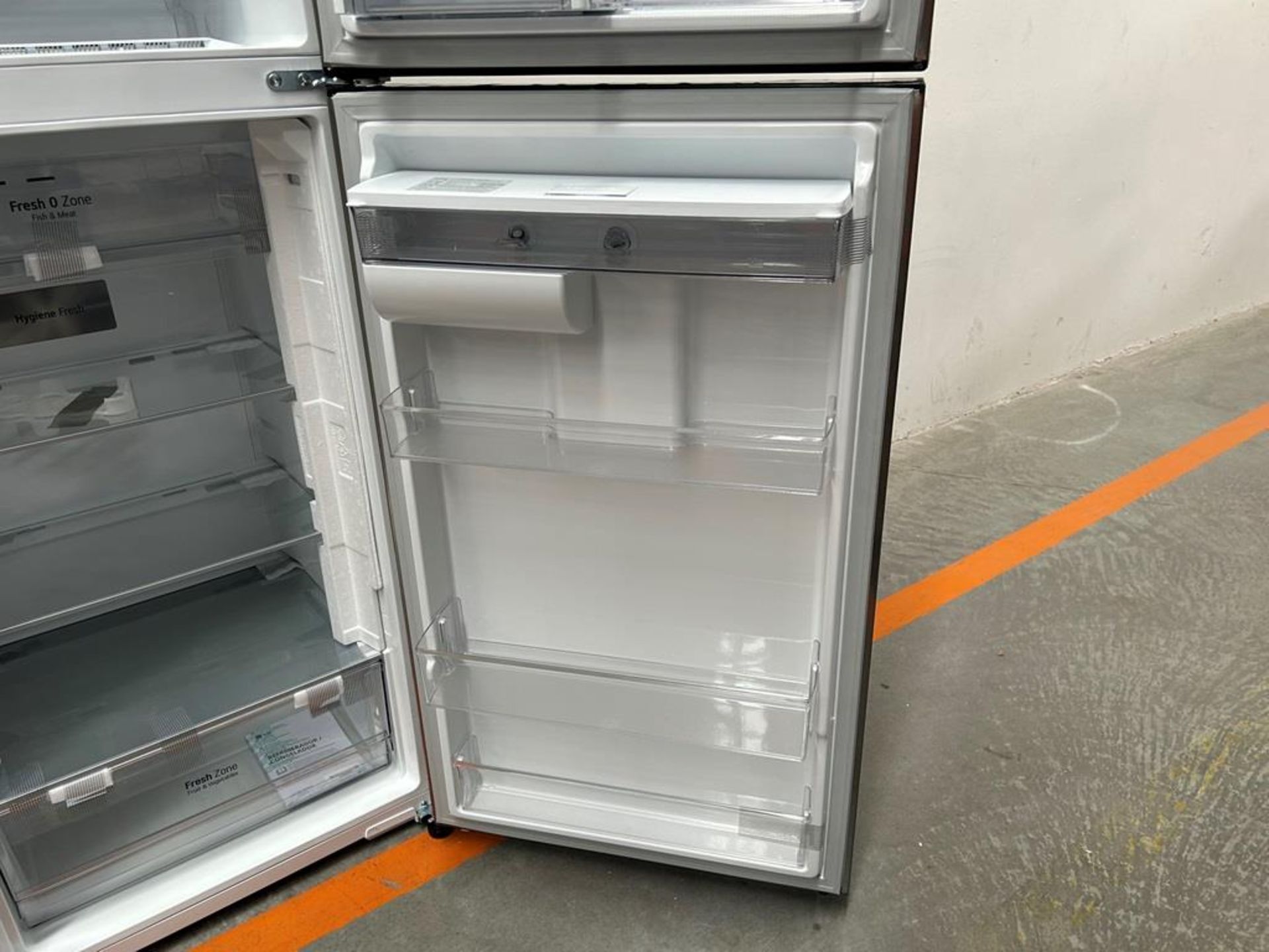 (NUEVO) Refrigerador con dispensador de agua Marca LG, Modelo VT40AWP, Serie 48304, Color GRIS - Image 7 of 11