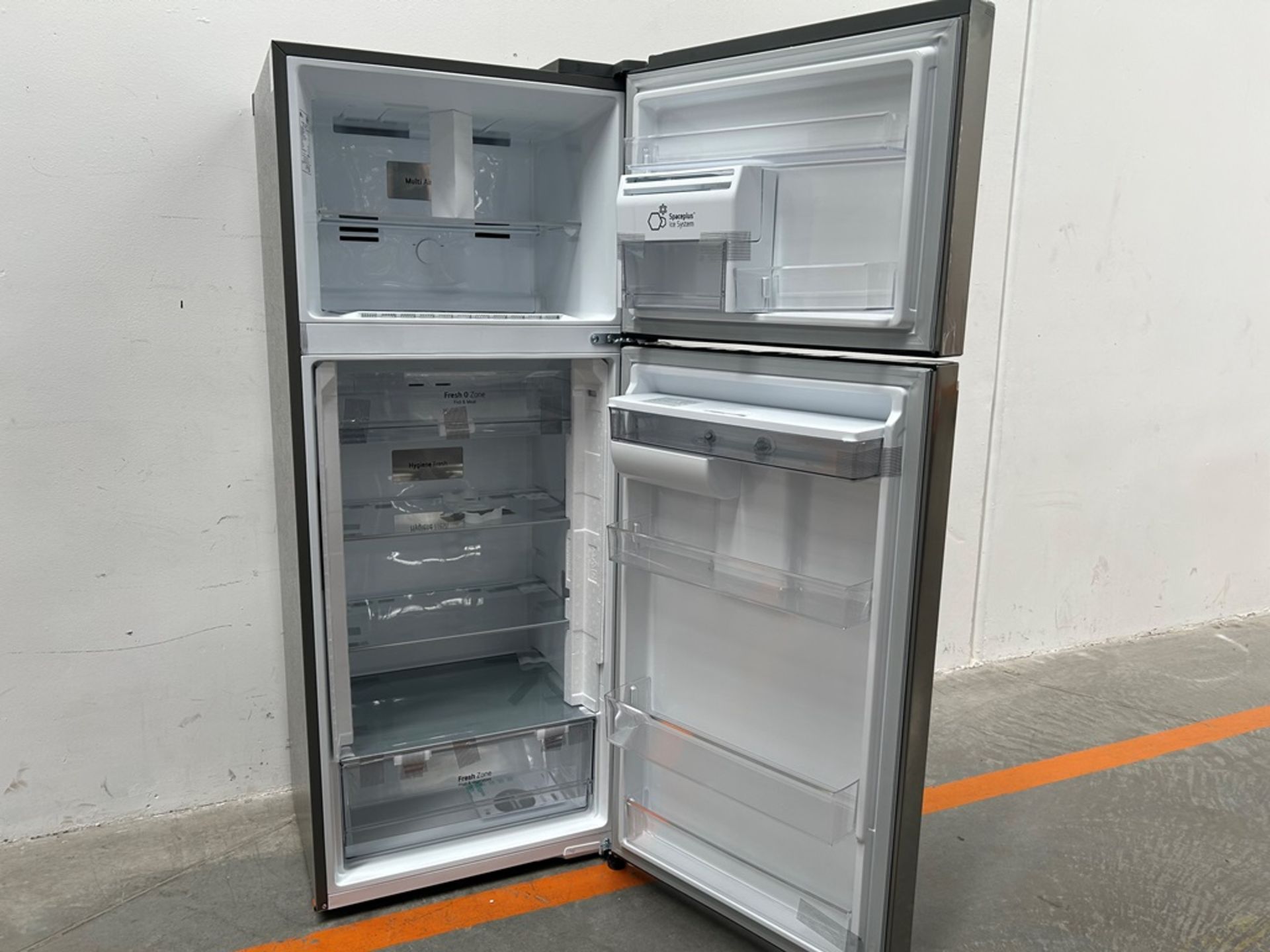 (NUEVO) Refrigerador con dispensador de agua Marca LG, Modelo VT40AWP, Serie 1S414, Color GRIS - Image 4 of 11