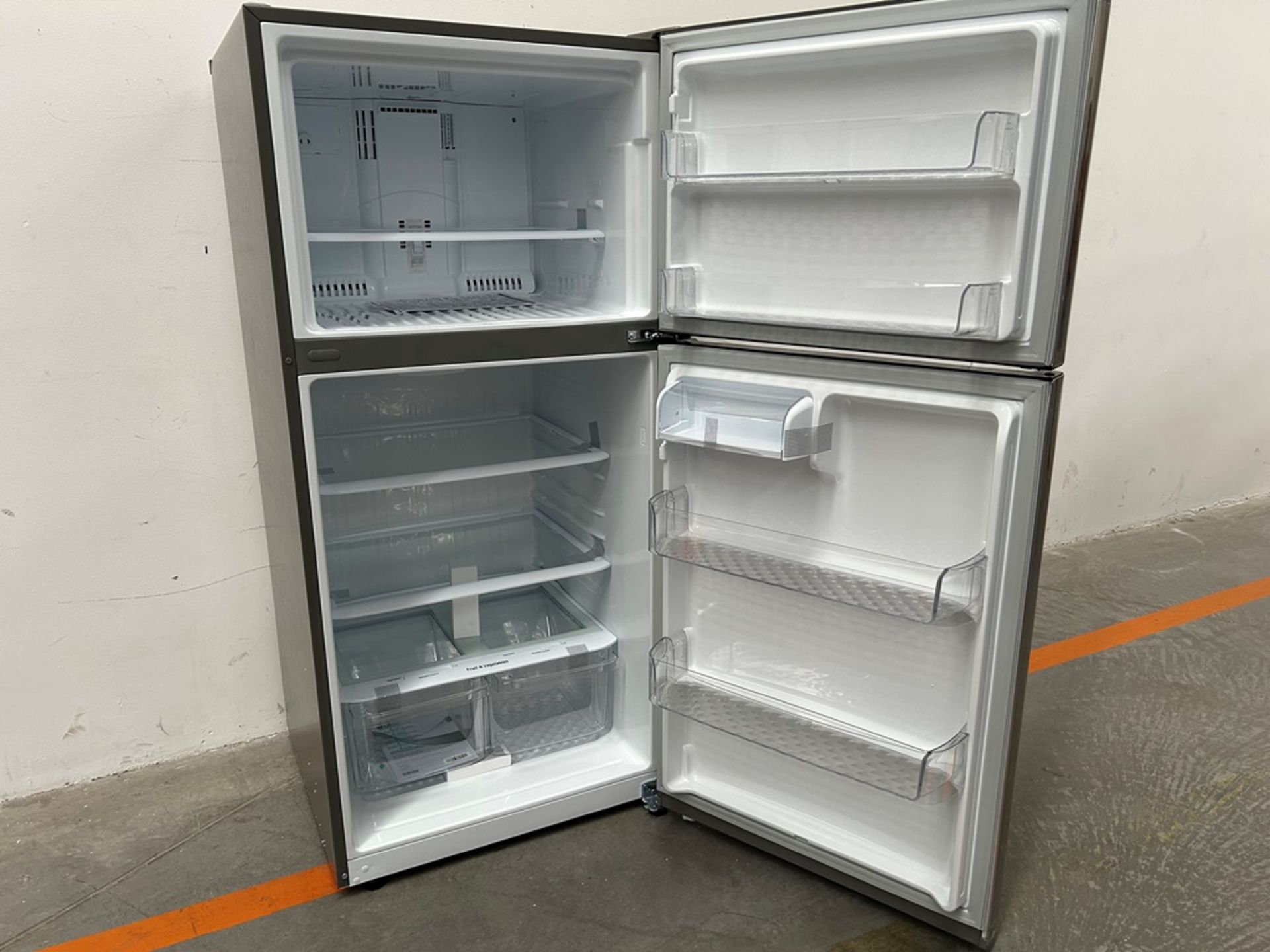 (NUEVO) Refrigerador Marca LG, Modelo LT57BPSX, Serie 29679, Color GRIS - Image 4 of 11