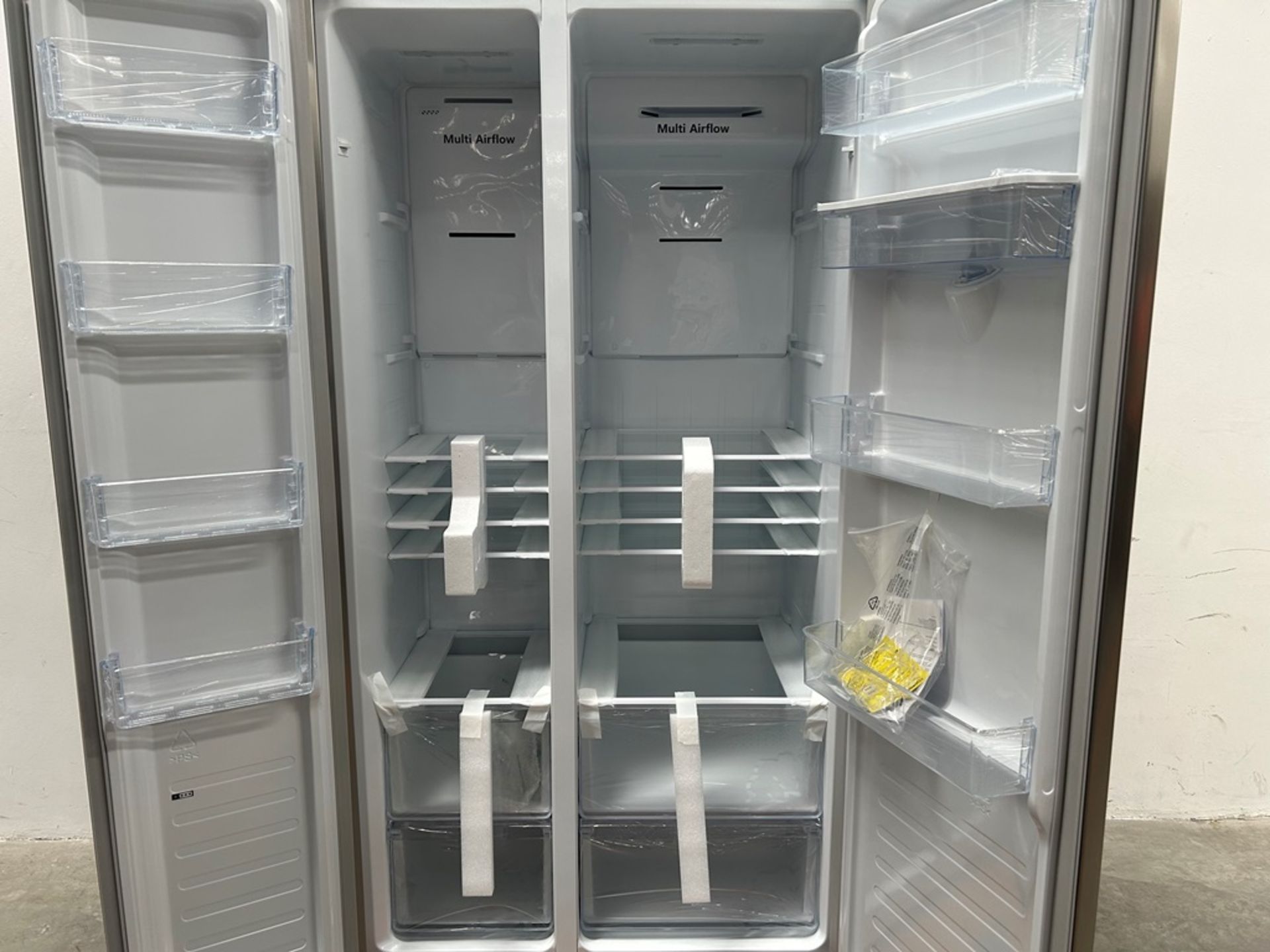 (NUEVO) Refrigerador con dispensador de agua Marca HISENSE, Modelo 32KHS310820, Serie 40051, Color - Image 5 of 10