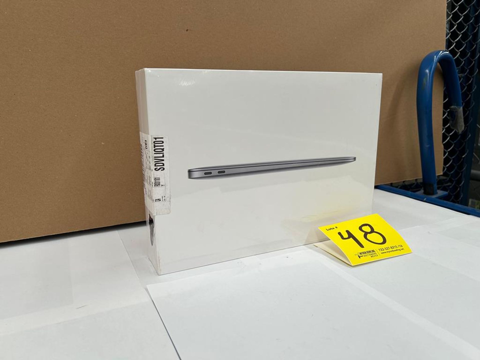 (NUEVO) Laptop Marca APPLE, Modelo MACBOOK AIR de 13", Serie HXJLW30D1WFV, 256 GB de Almacenamiento - Image 2 of 6