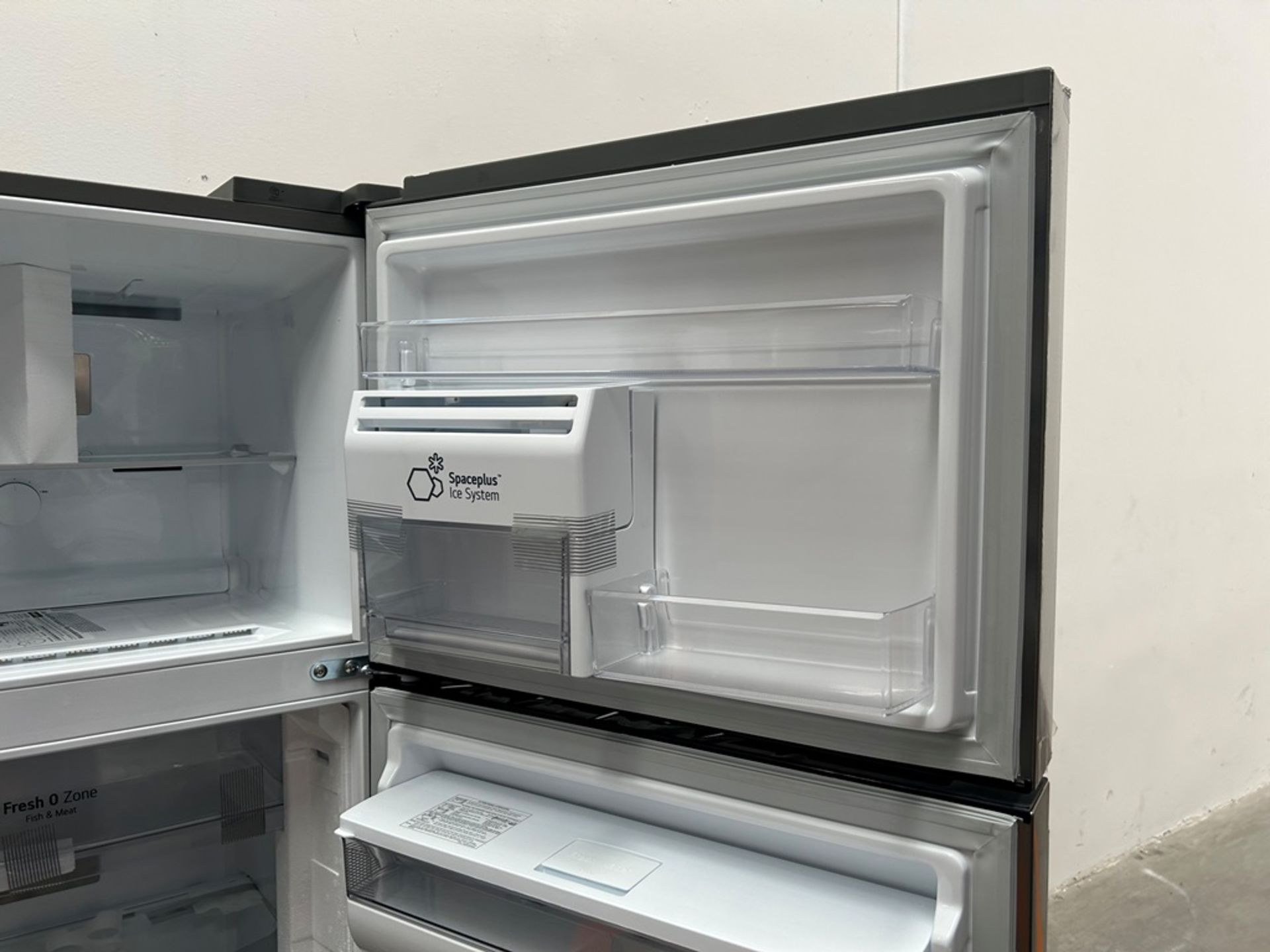 (NUEVO) Refrigerador con dispensador de agua Marca LG, Modelo VT40AWP, Serie 1S414, Color GRIS - Image 8 of 11