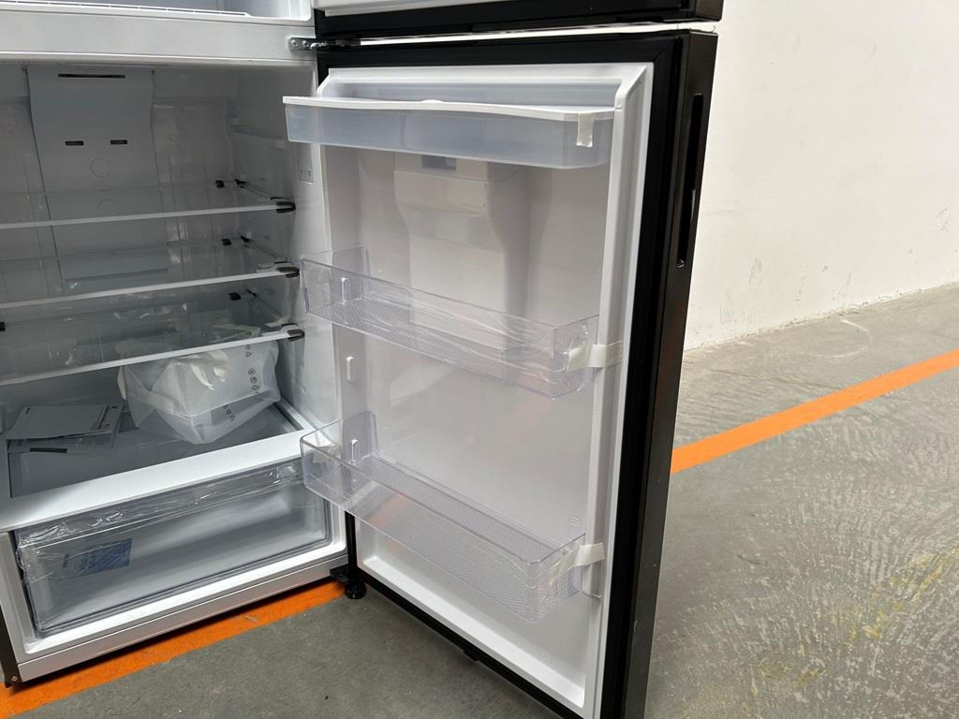 (NUEVO) Refrigerador Marca SAMSUNG, Modelo RT44A6344B1, Serie 00156W, Color NEGRO - Image 7 of 11