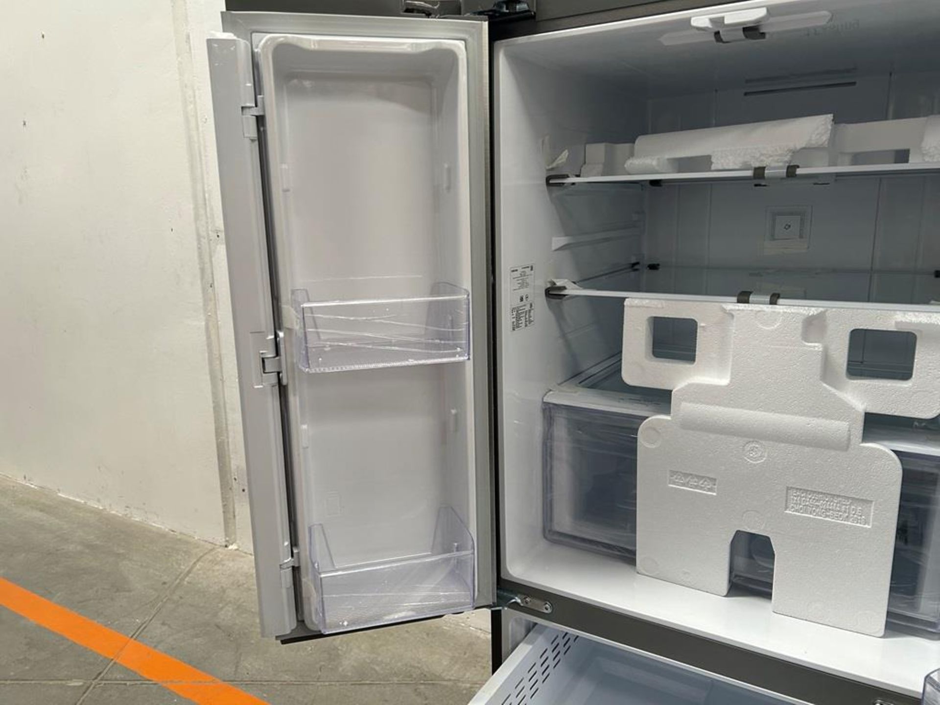 (NUEVO) Refrigerador Marca SAMSUNG, Modelo RF22A4010S9, Serie 0095X, Color GRIS - Image 6 of 11