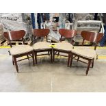 4 sillas en madera con cojín color Café, Medidas 45.5 cm x 42 cm x 82 cm (Equipo Usado)
