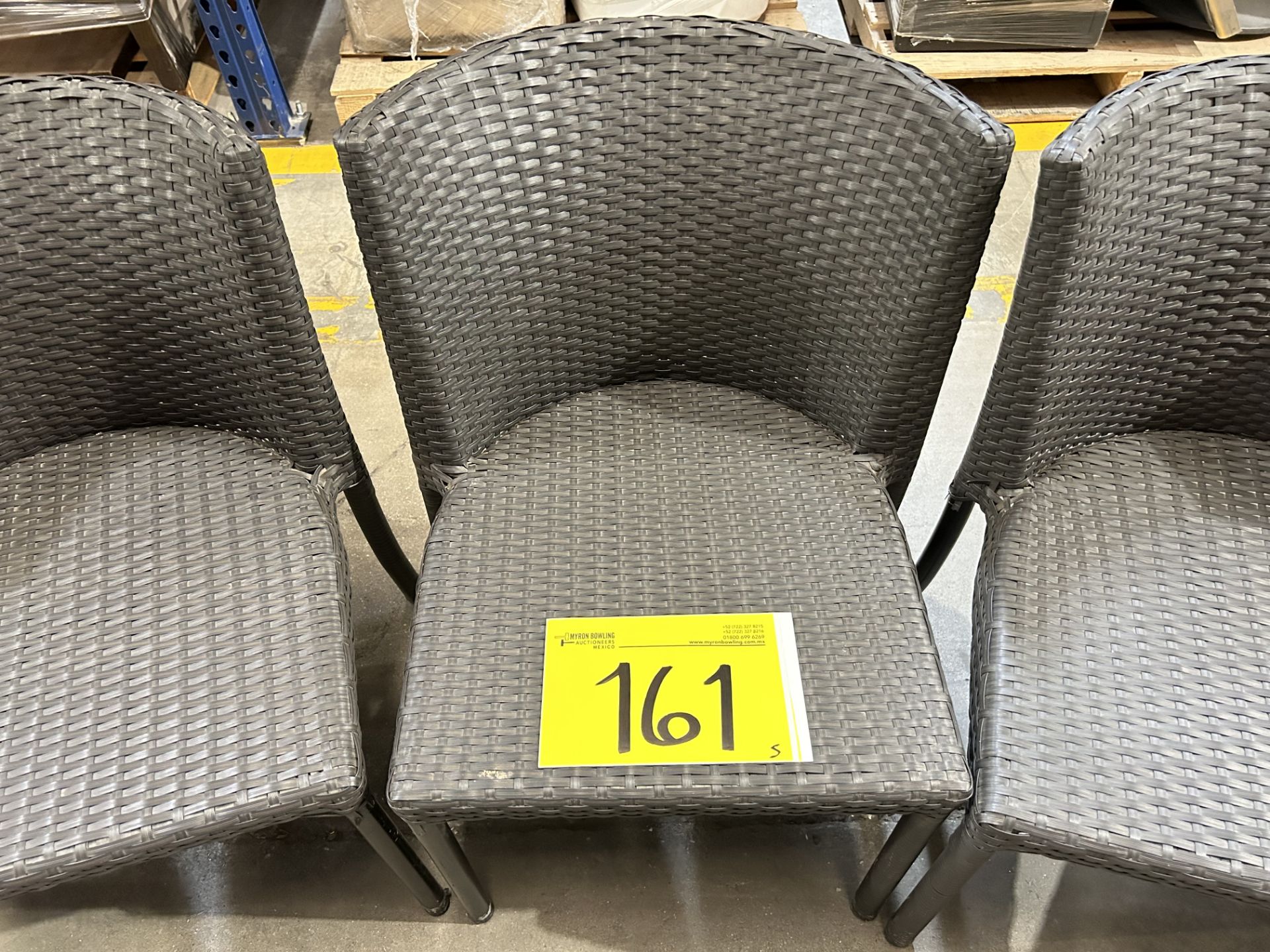 5 sillas de ratán respaldo curvo para exterior Color Café Medidas 55 cm x 62 cm x 74 cm (Equipo Usa - Image 4 of 5